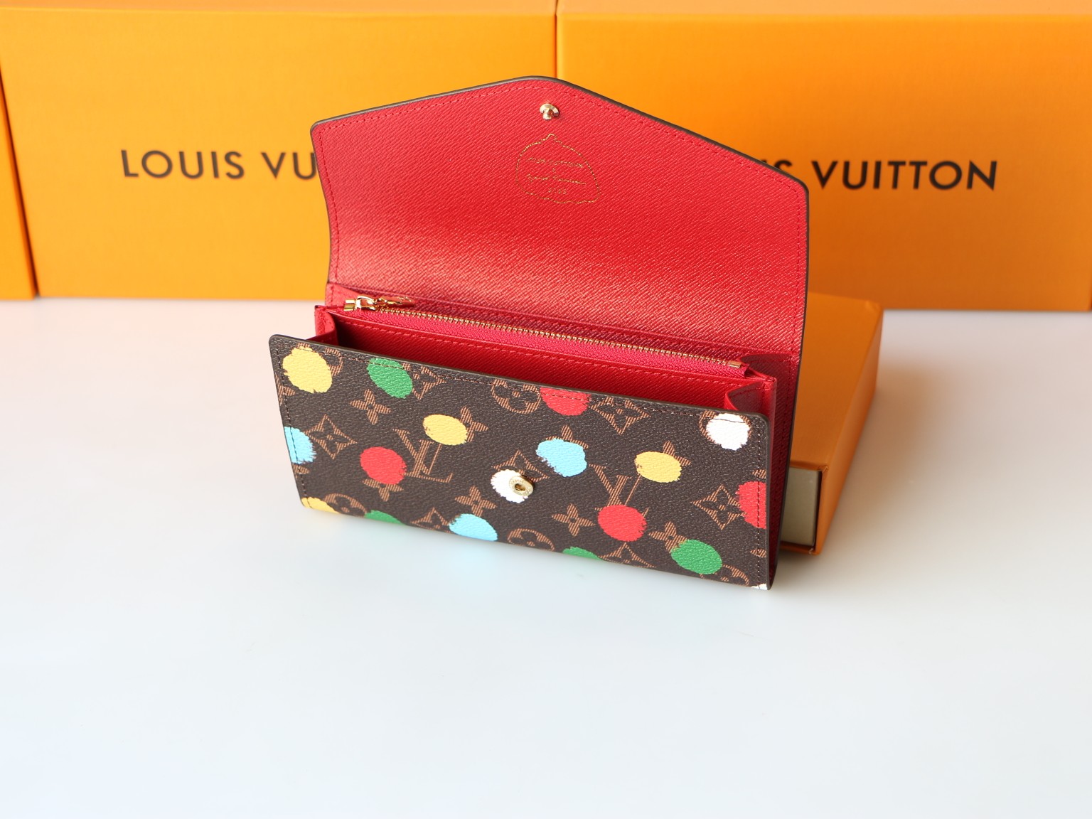 The leather wallet carried in hand