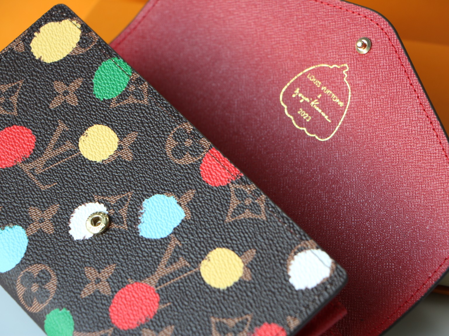 Close-up of the zipper on the wallet