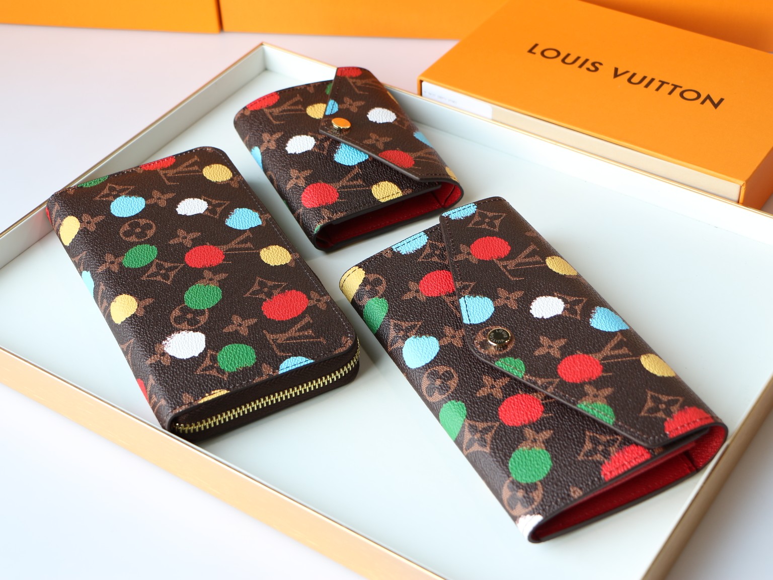 Close-up of the zipper on the wallet