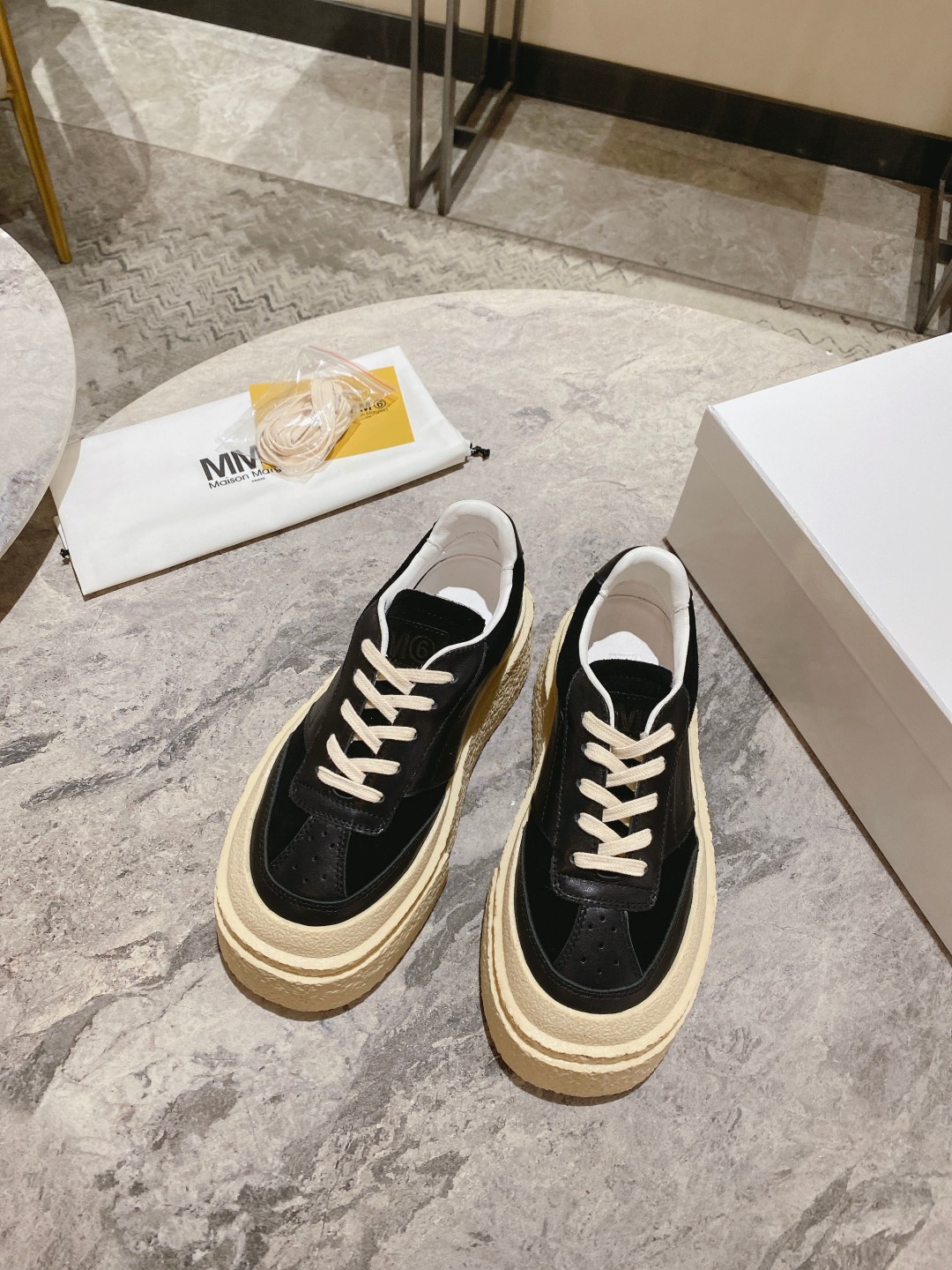 NO:592705,Men's 10 Couple Styles | Thick-soled Dexun Shoes New Margiela is another pair of shoes that is going to explode!  !  !  5cm height increase. It looks great when paired with wide-leg jeans. It makes your legs look longer in seconds. You can go shopping and run around all day without getting tired. These shoes feel so good on your feet!  !This ordinary white shoe has a retro flavor. It is also a versatile shoe that can be worn with any item to create your own style. The upper material is cowhide leather + cashmere leather. The lining material is sheepskin. The sole material is rubber sole. Available sizes are 35-40 for women and 39-44 for men. Casual shoes/sports shoes, masion margiela, sneakers, jeans, cowhide, sheepskin19860909男10 情侣款 ｜厚底德训鞋新款马吉拉 又是一双要爆火的鞋子！！！5CM增高 搭配阔腿牛仔裤太好看啦,秒变大长腿逛街暴走一整天都不会累,脚感好炸裂的鞋！!此款普通的小白鞋多了一丝复古的味道.同样是百搭不挑人的鞋款,搭任何单品都能穿出自己的风格. 鞋面材质头层牛皮+羊绒皮 鞋里材质羊皮 鞋底材质橡胶底 可选尺码女35-40男39-44,休闲鞋/运动鞋,masion margiela,sneakers,jeans,cowhide,sheepskin,Women's Shoes