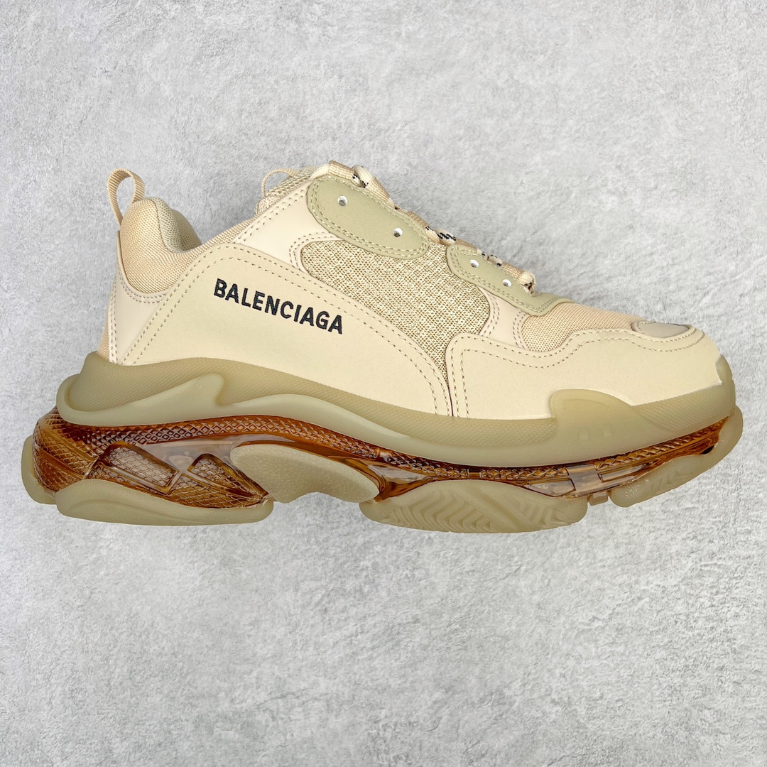 💰400 ＃VG零售版 BALENCIAGA Triple S Clear Sole Sneaker 巴黎世家复古透明气垫运动鞋 黑色做旧 全套原纸板楦头开发 最原汁原味的灵魂版型 全鞋荧光划线卡点 胶水把控整洁度追求极致完美 每一双都是工艺品 多重QC质检 超越公司货的品控标准 实实在在的免检产品 原盒原配 正确字体电绣 粗细、位置、大小正确 侧边TPU 透气孔匹配意产原版 正确气垫分离大底 TPU软底 原版一致大底LOGO 立体感十足 原厂皮料水洗做旧 采购原厂网纱 小牛皮 小羊皮和网眼 复杂的三层外底 采用Clear Sole技术将TPU注入鞋底内部可产生气泡 以提供更多舒适感 更轻的鞋子和减震效果 脚趾边缘绣有尺寸 侧面绣有徽标 背面压印徽标 舌头上的Triple S橡胶品牌 2个鞋带环 包括1个功能环 运动系带系统 带12个织物孔眼 双色鞋带让人想起远足靴的鞋带 后部拉环和舌头拉环 水洗效果 打造老旧外观 正常尺码 Size：35 36 37 38 39 40 41 42 43 44 45 46 编码：by4936070-运动鞋