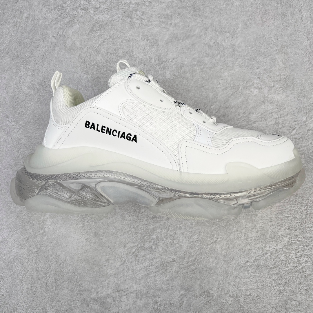 💰400 ＃VG零售版 BALENCIAGA Triple S Clear Sole Sneaker 巴黎世家复古透明气垫运动鞋 黑色做旧 全套原纸板楦头开发 最原汁原味的灵魂版型 全鞋荧光划线卡点 胶水把控整洁度追求极致完美 每一双都是工艺品 多重QC质检 超越公司货的品控标准 实实在在的免检产品 原盒原配 正确字体电绣 粗细、位置、大小正确 侧边TPU 透气孔匹配意产原版 正确气垫分离大底 TPU软底 原版一致大底LOGO 立体感十足 原厂皮料水洗做旧 采购原厂网纱 小牛皮 小羊皮和网眼 复杂的三层外底 采用Clear Sole技术将TPU注入鞋底内部可产生气泡 以提供更多舒适感 更轻的鞋子和减震效果 脚趾边缘绣有尺寸 侧面绣有徽标 背面压印徽标 舌头上的Triple S橡胶品牌 2个鞋带环 包括1个功能环 运动系带系统 带12个织物孔眼 双色鞋带让人想起远足靴的鞋带 后部拉环和舌头拉环 水洗效果 打造老旧外观 正常尺码 Size：35 36 37 38 39 40 41 42 43 44 45 46 编码：by4936070-运动鞋