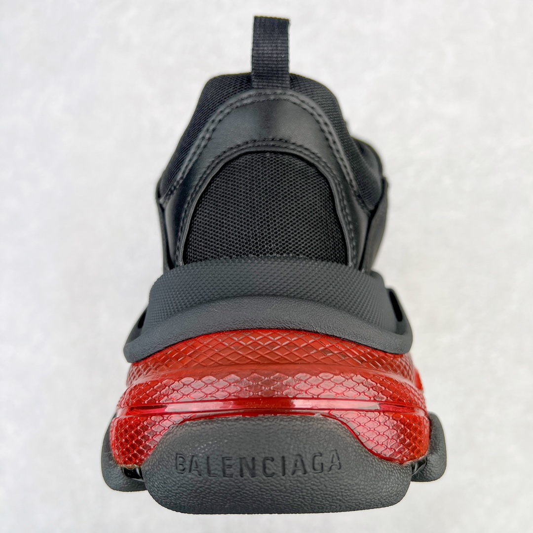 图片[8]-💰400 ＃VG零售版 BALENCIAGA Triple S Clear Sole Sneaker 巴黎世家复古透明气垫运动鞋 黑色做旧 全套原纸板楦头开发 最原汁原味的灵魂版型 全鞋荧光划线卡点 胶水把控整洁度追求极致完美 每一双都是工艺品 多重QC质检 超越公司货的品控标准 实实在在的免检产品 原盒原配 正确字体电绣 粗细、位置、大小正确 侧边TPU 透气孔匹配意产原版 正确气垫分离大底 TPU软底 原版一致大底LOGO 立体感十足 原厂皮料水洗做旧 采购原厂网纱 小牛皮 小羊皮和网眼 复杂的三层外底 采用Clear Sole技术将TPU注入鞋底内部可产生气泡 以提供更多舒适感 更轻的鞋子和减震效果 脚趾边缘绣有尺寸 侧面绣有徽标 背面压印徽标 舌头上的Triple S橡胶品牌 2个鞋带环 包括1个功能环 运动系带系统 带12个织物孔眼 双色鞋带让人想起远足靴的鞋带 后部拉环和舌头拉环 水洗效果 打造老旧外观 正常尺码 Size：35 36 37 38 39 40 41 42 43 44 45 46 编码：by4936070-运动鞋