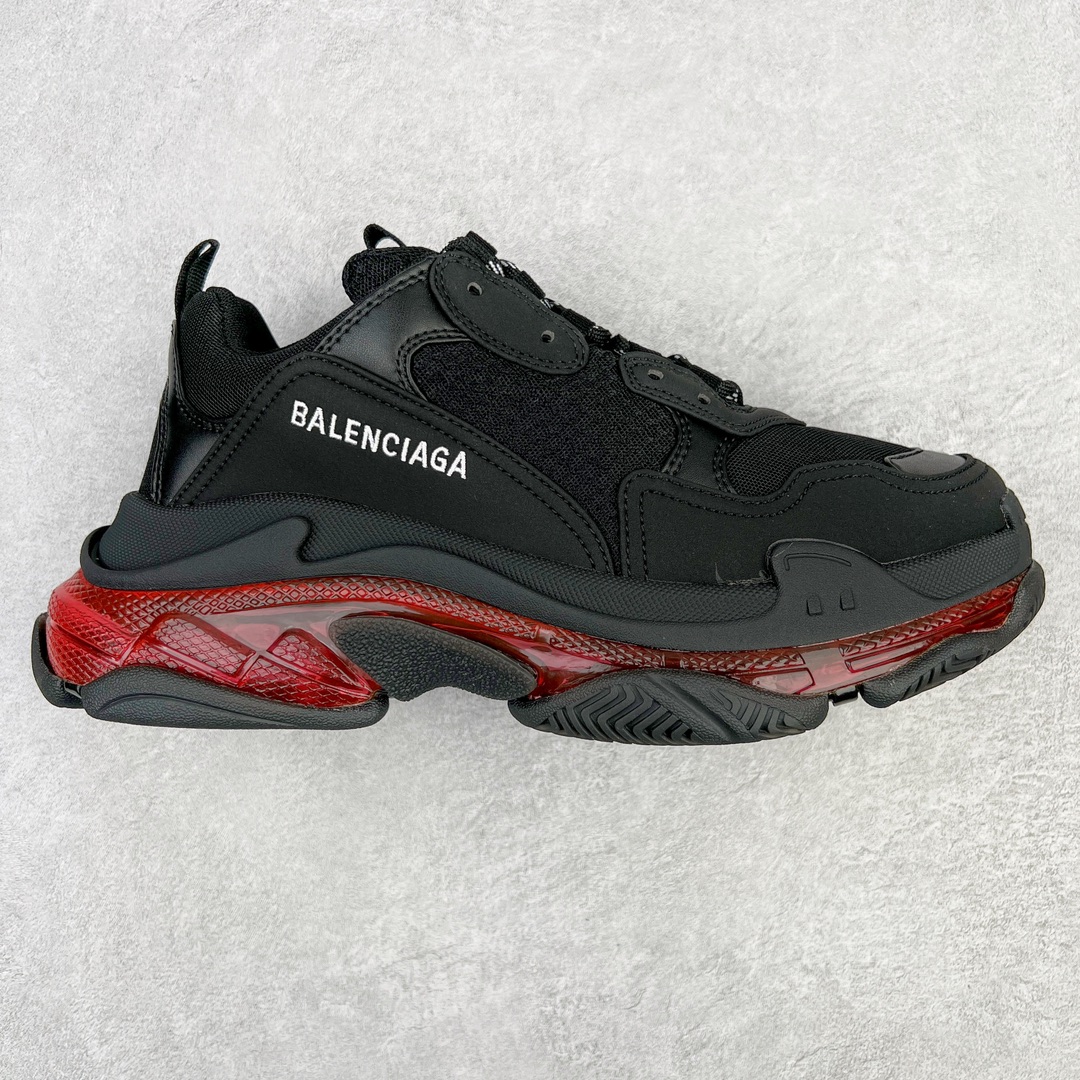 💰400 ＃VG零售版 BALENCIAGA Triple S Clear Sole Sneaker 巴黎世家复古透明气垫运动鞋 黑色做旧 全套原纸板楦头开发 最原汁原味的灵魂版型 全鞋荧光划线卡点 胶水把控整洁度追求极致完美 每一双都是工艺品 多重QC质检 超越公司货的品控标准 实实在在的免检产品 原盒原配 正确字体电绣 粗细、位置、大小正确 侧边TPU 透气孔匹配意产原版 正确气垫分离大底 TPU软底 原版一致大底LOGO 立体感十足 原厂皮料水洗做旧 采购原厂网纱 小牛皮 小羊皮和网眼 复杂的三层外底 采用Clear Sole技术将TPU注入鞋底内部可产生气泡 以提供更多舒适感 更轻的鞋子和减震效果 脚趾边缘绣有尺寸 侧面绣有徽标 背面压印徽标 舌头上的Triple S橡胶品牌 2个鞋带环 包括1个功能环 运动系带系统 带12个织物孔眼 双色鞋带让人想起远足靴的鞋带 后部拉环和舌头拉环 水洗效果 打造老旧外观 正常尺码 Size：35 36 37 38 39 40 41 42 43 44 45 46 编码：by4936070-运动鞋