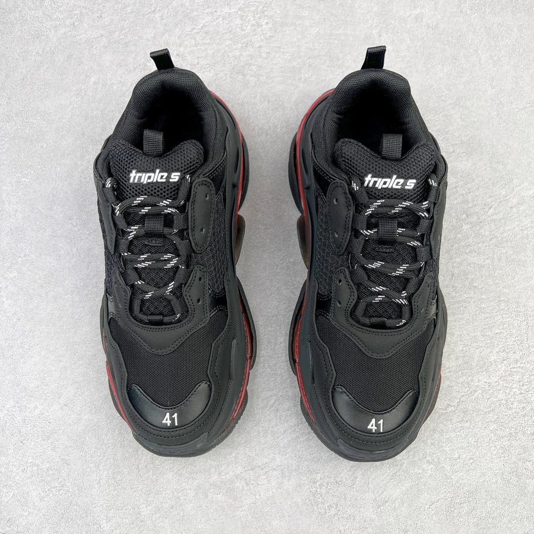 图片[2]-💰400 ＃VG零售版 BALENCIAGA Triple S Clear Sole Sneaker 巴黎世家复古透明气垫运动鞋 黑色做旧 全套原纸板楦头开发 最原汁原味的灵魂版型 全鞋荧光划线卡点 胶水把控整洁度追求极致完美 每一双都是工艺品 多重QC质检 超越公司货的品控标准 实实在在的免检产品 原盒原配 正确字体电绣 粗细、位置、大小正确 侧边TPU 透气孔匹配意产原版 正确气垫分离大底 TPU软底 原版一致大底LOGO 立体感十足 原厂皮料水洗做旧 采购原厂网纱 小牛皮 小羊皮和网眼 复杂的三层外底 采用Clear Sole技术将TPU注入鞋底内部可产生气泡 以提供更多舒适感 更轻的鞋子和减震效果 脚趾边缘绣有尺寸 侧面绣有徽标 背面压印徽标 舌头上的Triple S橡胶品牌 2个鞋带环 包括1个功能环 运动系带系统 带12个织物孔眼 双色鞋带让人想起远足靴的鞋带 后部拉环和舌头拉环 水洗效果 打造老旧外观 正常尺码 Size：35 36 37 38 39 40 41 42 43 44 45 46 编码：by4936070-运动鞋