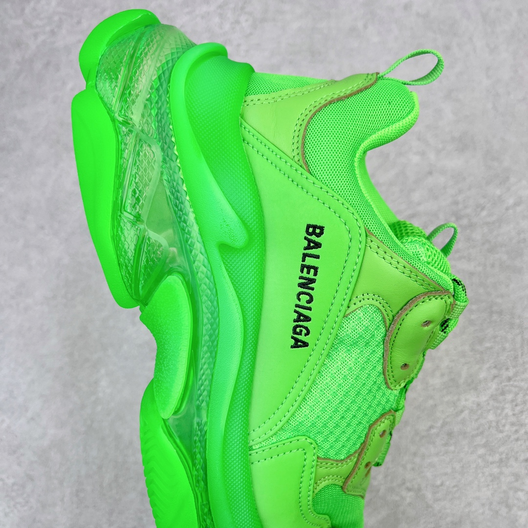 图片[6]-💰400 ＃VG零售版 BALENCIAGA Triple S Clear Sole Sneaker 巴黎世家复古透明气垫运动鞋 黑色做旧 全套原纸板楦头开发 最原汁原味的灵魂版型 全鞋荧光划线卡点 胶水把控整洁度追求极致完美 每一双都是工艺品 多重QC质检 超越公司货的品控标准 实实在在的免检产品 原盒原配 正确字体电绣 粗细、位置、大小正确 侧边TPU 透气孔匹配意产原版 正确气垫分离大底 TPU软底 原版一致大底LOGO 立体感十足 原厂皮料水洗做旧 采购原厂网纱 小牛皮 小羊皮和网眼 复杂的三层外底 采用Clear Sole技术将TPU注入鞋底内部可产生气泡 以提供更多舒适感 更轻的鞋子和减震效果 脚趾边缘绣有尺寸 侧面绣有徽标 背面压印徽标 舌头上的Triple S橡胶品牌 2个鞋带环 包括1个功能环 运动系带系统 带12个织物孔眼 双色鞋带让人想起远足靴的鞋带 后部拉环和舌头拉环 水洗效果 打造老旧外观 正常尺码 Size：35 36 37 38 39 40 41 42 43 44 45 46 编码：by4936070-运动鞋