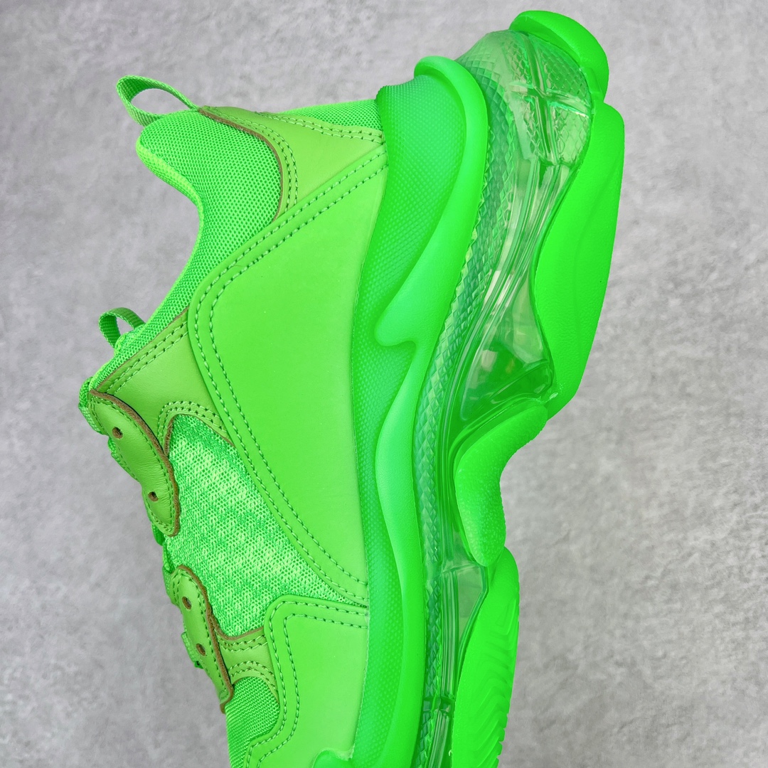 图片[7]-💰400 ＃VG零售版 BALENCIAGA Triple S Clear Sole Sneaker 巴黎世家复古透明气垫运动鞋 黑色做旧 全套原纸板楦头开发 最原汁原味的灵魂版型 全鞋荧光划线卡点 胶水把控整洁度追求极致完美 每一双都是工艺品 多重QC质检 超越公司货的品控标准 实实在在的免检产品 原盒原配 正确字体电绣 粗细、位置、大小正确 侧边TPU 透气孔匹配意产原版 正确气垫分离大底 TPU软底 原版一致大底LOGO 立体感十足 原厂皮料水洗做旧 采购原厂网纱 小牛皮 小羊皮和网眼 复杂的三层外底 采用Clear Sole技术将TPU注入鞋底内部可产生气泡 以提供更多舒适感 更轻的鞋子和减震效果 脚趾边缘绣有尺寸 侧面绣有徽标 背面压印徽标 舌头上的Triple S橡胶品牌 2个鞋带环 包括1个功能环 运动系带系统 带12个织物孔眼 双色鞋带让人想起远足靴的鞋带 后部拉环和舌头拉环 水洗效果 打造老旧外观 正常尺码 Size：35 36 37 38 39 40 41 42 43 44 45 46 编码：by4936070-运动鞋