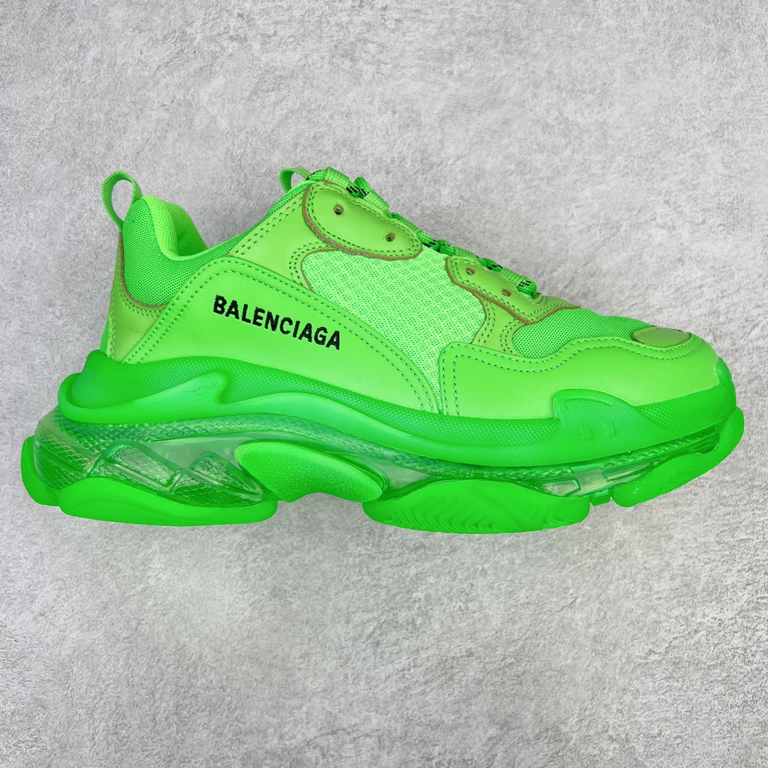 💰400 ＃VG零售版 BALENCIAGA Triple S Clear Sole Sneaker 巴黎世家复古透明气垫运动鞋 黑色做旧 全套原纸板楦头开发 最原汁原味的灵魂版型 全鞋荧光划线卡点 胶水把控整洁度追求极致完美 每一双都是工艺品 多重QC质检 超越公司货的品控标准 实实在在的免检产品 原盒原配 正确字体电绣 粗细、位置、大小正确 侧边TPU 透气孔匹配意产原版 正确气垫分离大底 TPU软底 原版一致大底LOGO 立体感十足 原厂皮料水洗做旧 采购原厂网纱 小牛皮 小羊皮和网眼 复杂的三层外底 采用Clear Sole技术将TPU注入鞋底内部可产生气泡 以提供更多舒适感 更轻的鞋子和减震效果 脚趾边缘绣有尺寸 侧面绣有徽标 背面压印徽标 舌头上的Triple S橡胶品牌 2个鞋带环 包括1个功能环 运动系带系统 带12个织物孔眼 双色鞋带让人想起远足靴的鞋带 后部拉环和舌头拉环 水洗效果 打造老旧外观 正常尺码 Size：35 36 37 38 39 40 41 42 43 44 45 46 编码：by4936070-运动鞋