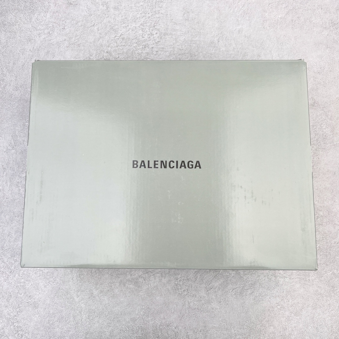 图片[9]-💰400 ＃VG零售版 BALENCIAGA Triple S Clear Sole Sneaker 巴黎世家复古透明气垫运动鞋 黑色做旧 全套原纸板楦头开发 最原汁原味的灵魂版型 全鞋荧光划线卡点 胶水把控整洁度追求极致完美 每一双都是工艺品 多重QC质检 超越公司货的品控标准 实实在在的免检产品 原盒原配 正确字体电绣 粗细、位置、大小正确 侧边TPU 透气孔匹配意产原版 正确气垫分离大底 TPU软底 原版一致大底LOGO 立体感十足 原厂皮料水洗做旧 采购原厂网纱 小牛皮 小羊皮和网眼 复杂的三层外底 采用Clear Sole技术将TPU注入鞋底内部可产生气泡 以提供更多舒适感 更轻的鞋子和减震效果 脚趾边缘绣有尺寸 侧面绣有徽标 背面压印徽标 舌头上的Triple S橡胶品牌 2个鞋带环 包括1个功能环 运动系带系统 带12个织物孔眼 双色鞋带让人想起远足靴的鞋带 后部拉环和舌头拉环 水洗效果 打造老旧外观 正常尺码 Size：35 36 37 38 39 40 41 42 43 44 45 46 编码：by4936070-运动鞋