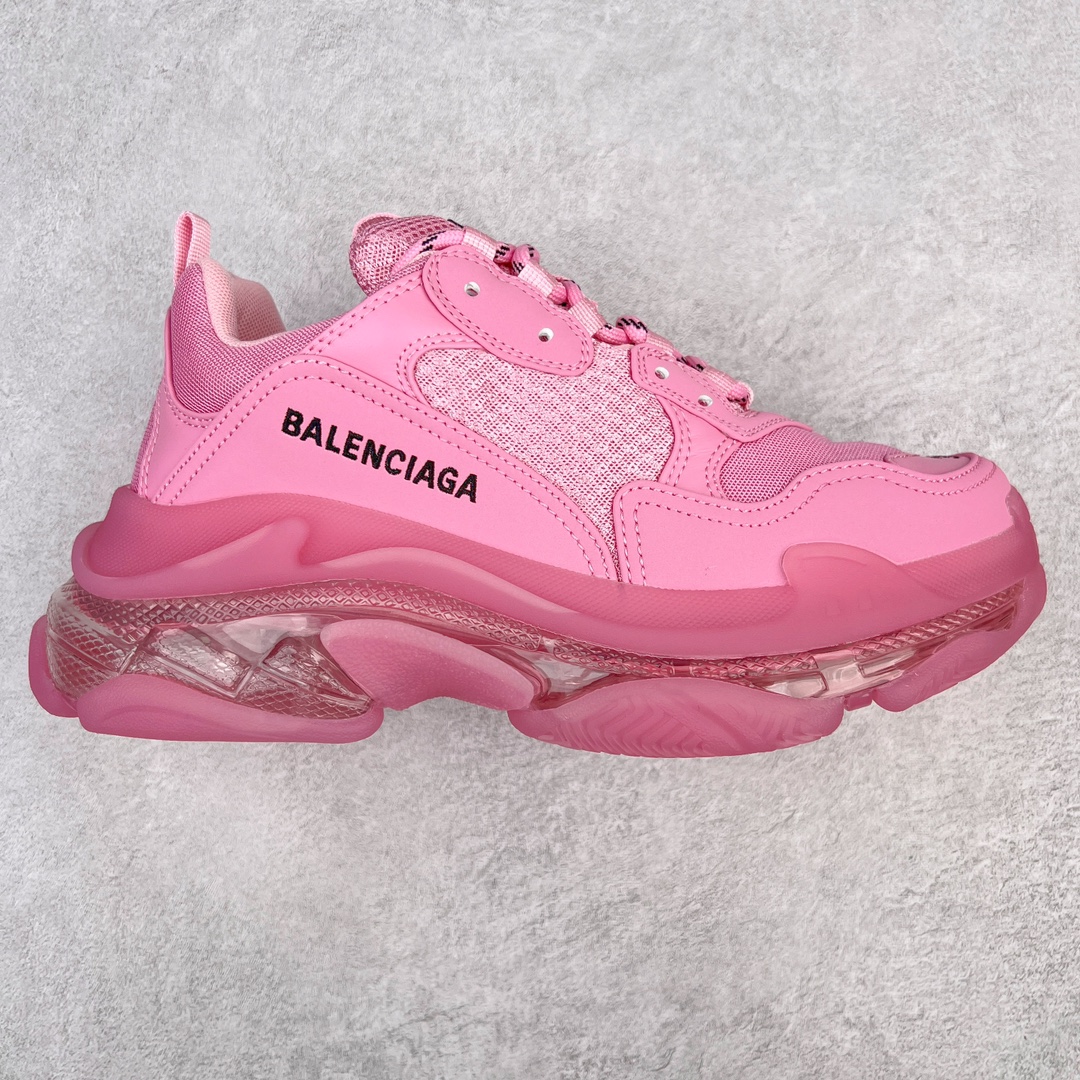 💰400 ＃VG零售版 BALENCIAGA Triple S Clear Sole Sneaker 巴黎世家复古透明气垫运动鞋 黑色做旧 全套原纸板楦头开发 最原汁原味的灵魂版型 全鞋荧光划线卡点 胶水把控整洁度追求极致完美 每一双都是工艺品 多重QC质检 超越公司货的品控标准 实实在在的免检产品 原盒原配 正确字体电绣 粗细、位置、大小正确 侧边TPU 透气孔匹配意产原版 正确气垫分离大底 TPU软底 原版一致大底LOGO 立体感十足 原厂皮料水洗做旧 采购原厂网纱 小牛皮 小羊皮和网眼 复杂的三层外底 采用Clear Sole技术将TPU注入鞋底内部可产生气泡 以提供更多舒适感 更轻的鞋子和减震效果 脚趾边缘绣有尺寸 侧面绣有徽标 背面压印徽标 舌头上的Triple S橡胶品牌 2个鞋带环 包括1个功能环 运动系带系统 带12个织物孔眼 双色鞋带让人想起远足靴的鞋带 后部拉环和舌头拉环 水洗效果 打造老旧外观 正常尺码 Size：35 36 37 38 39 40 41 42 43 44 45 46 编码：by4936070-运动鞋