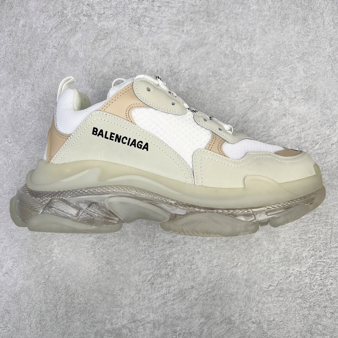 💰400 ＃VG零售版 BALENCIAGA Triple S Clear Sole Sneaker 巴黎世家复古透明气垫运动鞋 黑色做旧 全套原纸板楦头开发 最原汁原味的灵魂版型 全鞋荧光划线卡点 胶水把控整洁度追求极致完美 每一双都是工艺品 多重QC质检 超越公司货的品控标准 实实在在的免检产品 原盒原配 正确字体电绣 粗细、位置、大小正确 侧边TPU 透气孔匹配意产原版 正确气垫分离大底 TPU软底 原版一致大底LOGO 立体感十足 原厂皮料水洗做旧 采购原厂网纱 小牛皮 小羊皮和网眼 复杂的三层外底 采用Clear Sole技术将TPU注入鞋底内部可产生气泡 以提供更多舒适感 更轻的鞋子和减震效果 脚趾边缘绣有尺寸 侧面绣有徽标 背面压印徽标 舌头上的Triple S橡胶品牌 2个鞋带环 包括1个功能环 运动系带系统 带12个织物孔眼 双色鞋带让人想起远足靴的鞋带 后部拉环和舌头拉环 水洗效果 打造老旧外观 正常尺码 Size：35 36 37 38 39 40 41 42 43 44 45 46 编码：by4936070-运动鞋