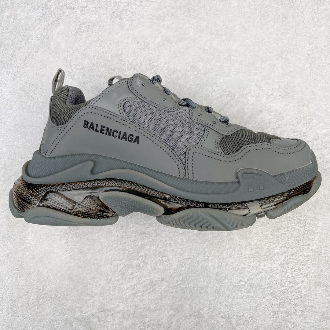 💰400 ＃VG零售版 BALENCIAGA Triple S Clear Sole Sneaker 巴黎世家复古透明气垫运动鞋 黑色做旧 全套原纸板楦头开发 最原汁原味的灵魂版型 全鞋荧光划线卡点 胶水把控整洁度追求极致完美 每一双都是工艺品 多重QC质检 超越公司货的品控标准 实实在在的免检产品 原盒原配 正确字体电绣 粗细、位置、大小正确 侧边TPU 透气孔匹配意产原版 正确气垫分离大底 TPU软底 原版一致大底LOGO 立体感十足 原厂皮料水洗做旧 采购原厂网纱 小牛皮 小羊皮和网眼 复杂的三层外底 采用Clear Sole技术将TPU注入鞋底内部可产生气泡 以提供更多舒适感 更轻的鞋子和减震效果 脚趾边缘绣有尺寸 侧面绣有徽标 背面压印徽标 舌头上的Triple S橡胶品牌 2个鞋带环 包括1个功能环 运动系带系统 带12个织物孔眼 双色鞋带让人想起远足靴的鞋带 后部拉环和舌头拉环 水洗效果 打造老旧外观 正常尺码 Size：35 36 37 38 39 40 41 42 43 44 45 46 编码：by4936070-运动鞋