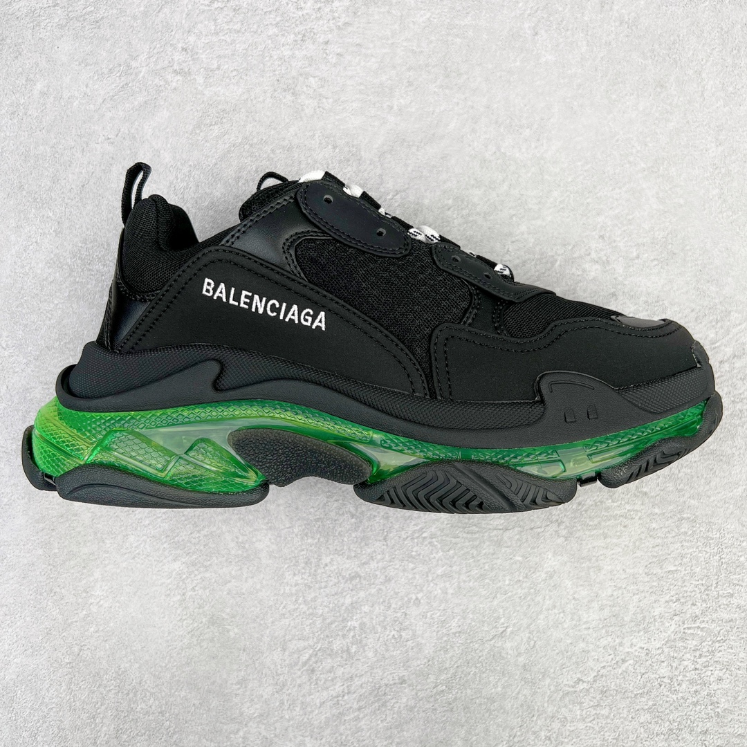 💰400 ＃VG零售版 BALENCIAGA Triple S Clear Sole Sneaker 巴黎世家复古透明气垫运动鞋 黑色做旧 全套原纸板楦头开发 最原汁原味的灵魂版型 全鞋荧光划线卡点 胶水把控整洁度追求极致完美 每一双都是工艺品 多重QC质检 超越公司货的品控标准 实实在在的免检产品 原盒原配 正确字体电绣 粗细、位置、大小正确 侧边TPU 透气孔匹配意产原版 正确气垫分离大底 TPU软底 原版一致大底LOGO 立体感十足 原厂皮料水洗做旧 采购原厂网纱 小牛皮 小羊皮和网眼 复杂的三层外底 采用Clear Sole技术将TPU注入鞋底内部可产生气泡 以提供更多舒适感 更轻的鞋子和减震效果 脚趾边缘绣有尺寸 侧面绣有徽标 背面压印徽标 舌头上的Triple S橡胶品牌 2个鞋带环 包括1个功能环 运动系带系统 带12个织物孔眼 双色鞋带让人想起远足靴的鞋带 后部拉环和舌头拉环 水洗效果 打造老旧外观 正常尺码 Size：35 36 37 38 39 40 41 42 43 44 45 46 编码：by4936070-运动鞋