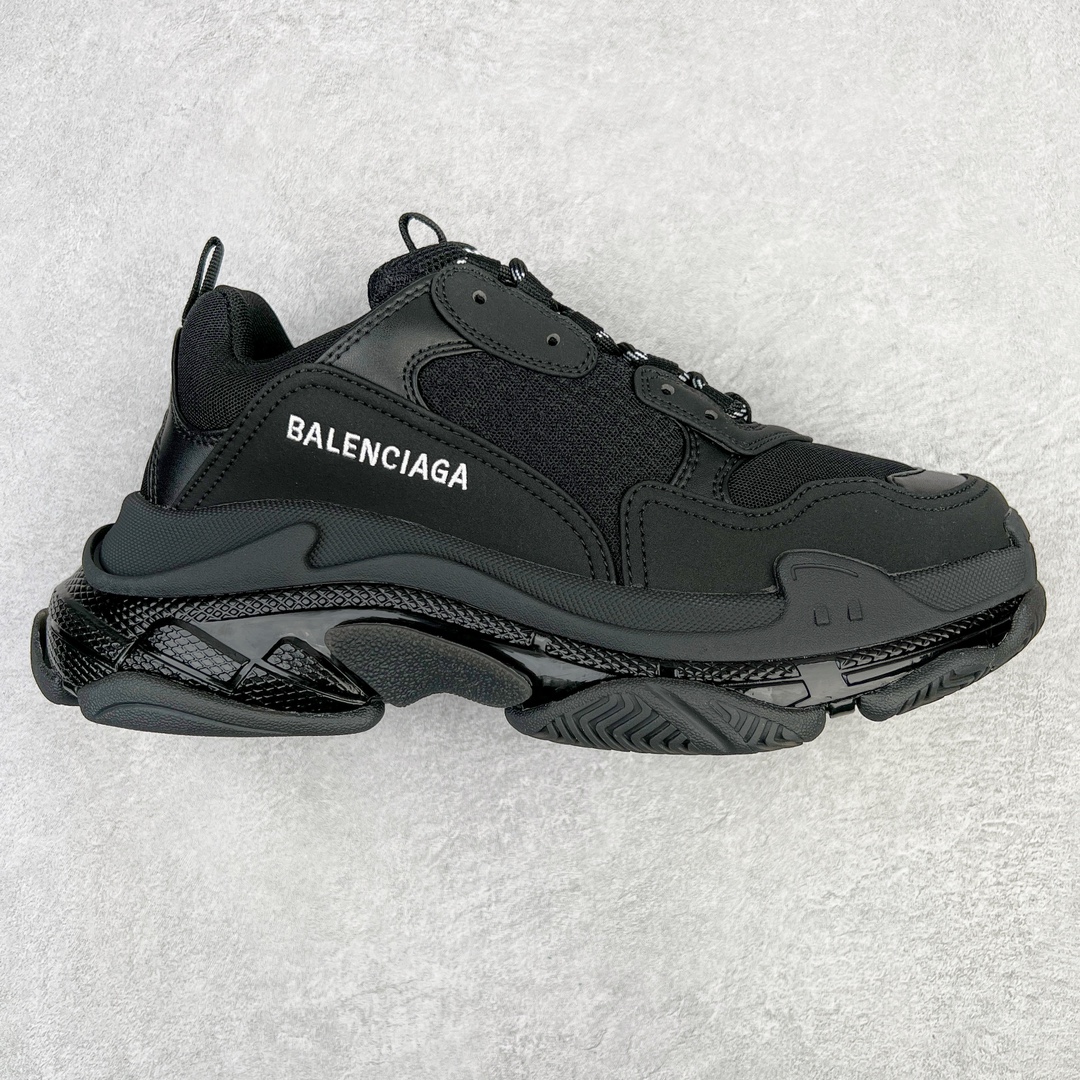 💰400 ＃VG零售版 BALENCIAGA Triple S Clear Sole Sneaker 巴黎世家复古透明气垫运动鞋 黑色做旧 全套原纸板楦头开发 最原汁原味的灵魂版型 全鞋荧光划线卡点 胶水把控整洁度追求极致完美 每一双都是工艺品 多重QC质检 超越公司货的品控标准 实实在在的免检产品 原盒原配 正确字体电绣 粗细、位置、大小正确 侧边TPU 透气孔匹配意产原版 正确气垫分离大底 TPU软底 原版一致大底LOGO 立体感十足 原厂皮料水洗做旧 采购原厂网纱 小牛皮 小羊皮和网眼 复杂的三层外底 采用Clear Sole技术将TPU注入鞋底内部可产生气泡 以提供更多舒适感 更轻的鞋子和减震效果 脚趾边缘绣有尺寸 侧面绣有徽标 背面压印徽标 舌头上的Triple S橡胶品牌 2个鞋带环 包括1个功能环 运动系带系统 带12个织物孔眼 双色鞋带让人想起远足靴的鞋带 后部拉环和舌头拉环 水洗效果 打造老旧外观 正常尺码 Size：35 36 37 38 39 40 41 42 43 44 45 46 编码：by4936070-运动鞋