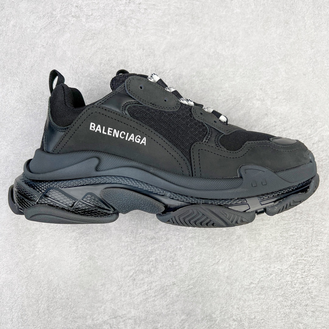 💰400 ＃VG零售版 BALENCIAGA Triple S Clear Sole Sneaker 巴黎世家复古透明气垫运动鞋 黑色做旧 全套原纸板楦头开发 最原汁原味的灵魂版型 全鞋荧光划线卡点 胶水把控整洁度追求极致完美 每一双都是工艺品 多重QC质检 超越公司货的品控标准 实实在在的免检产品 原盒原配 正确字体电绣 粗细、位置、大小正确 侧边TPU 透气孔匹配意产原版 正确气垫分离大底 TPU软底 原版一致大底LOGO 立体感十足 原厂皮料水洗做旧 采购原厂网纱 小牛皮 小羊皮和网眼 复杂的三层外底 采用Clear Sole技术将TPU注入鞋底内部可产生气泡 以提供更多舒适感 更轻的鞋子和减震效果 脚趾边缘绣有尺寸 侧面绣有徽标 背面压印徽标 舌头上的Triple S橡胶品牌 2个鞋带环 包括1个功能环 运动系带系统 带12个织物孔眼 双色鞋带让人想起远足靴的鞋带 后部拉环和舌头拉环 水洗效果 打造老旧外观 正常尺码 Size：35 36 37 38 39 40 41 42 43 44 45 46 编码：by4936070-运动鞋