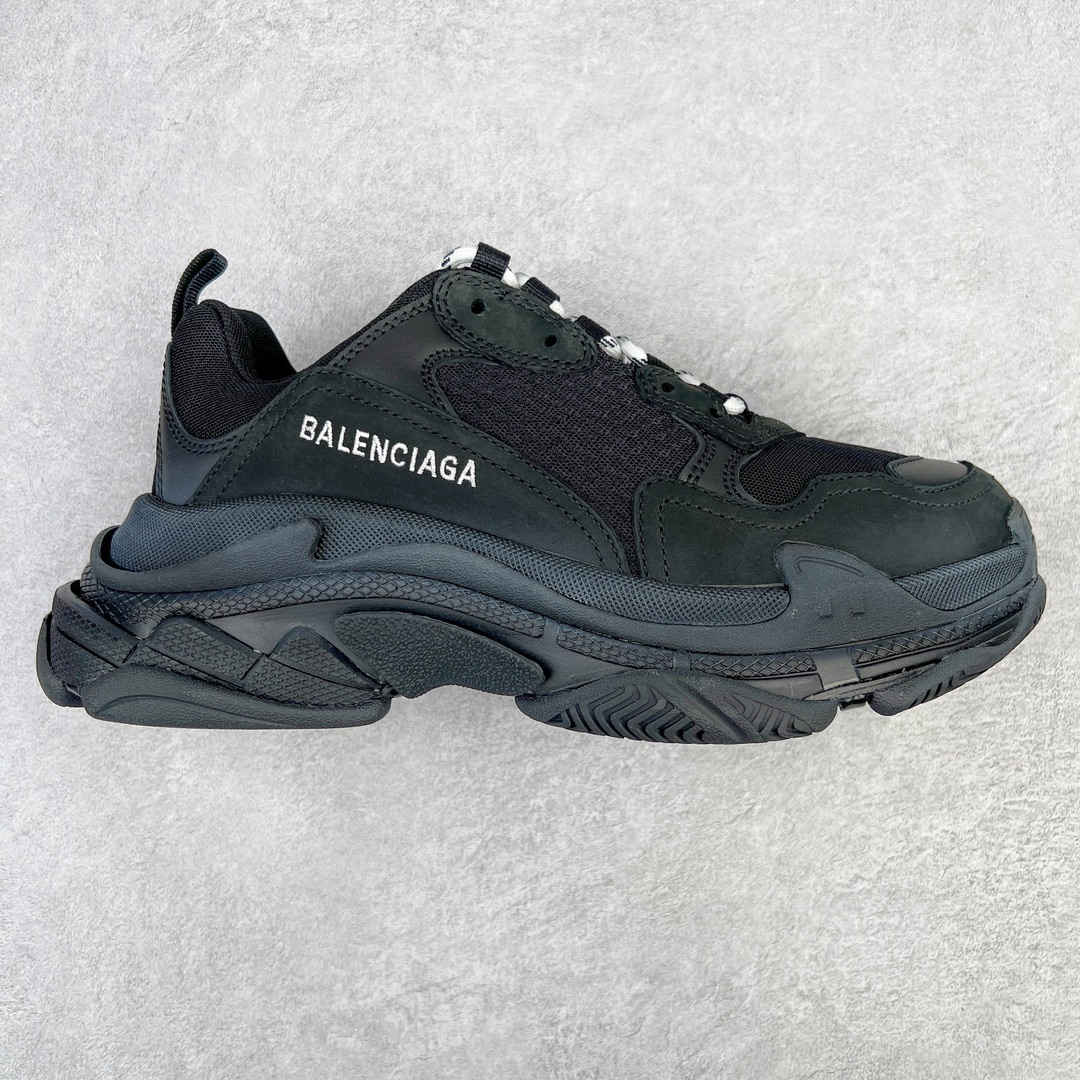 💰320 ＃VG零售版 BALENCIAGA Triple S 巴黎世家复古老爹鞋 全套原纸板楦头开发 最原汁原味的灵魂版型 全鞋荧光划线卡点 胶水把控整洁度追求极致完美 每一双都是工艺品 多重QC质检 超越公司货的品控标准 实实在在的免检产品 原盒原配 正确字体电绣 粗细、位置、大小正确 侧边TPU 透气孔匹配意产原版 正确气垫分离大底 TPU软底 原版一致大底LOGO 立体感十足 原厂皮料水洗做旧 采购原厂网纱 小牛皮 小羊皮和网眼 复杂的三层外底 采用Clear Sole技术将TPU注入鞋底内部可产生气泡 以提供更多舒适感 更轻的鞋子和减震效果 脚趾边缘绣有尺寸 侧面绣有徽标 背面压印徽标 舌头上的Triple S橡胶品牌 2个鞋带环 包括1个功能环 运动系带系统 带12个织物孔眼 双色鞋带让人想起远足靴的鞋带 后部拉环和舌头拉环 水洗效果 打造老旧外观 正常尺码 Size：35 36 37 38 39 40 41 42 43 44 45 46 编码：by3936090-运动鞋