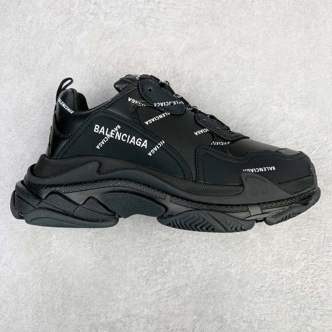 💰320 ＃VG零售版 BALENCIAGA Triple S 巴黎世家复古老爹鞋 全套原纸板楦头开发 最原汁原味的灵魂版型 全鞋荧光划线卡点 胶水把控整洁度追求极致完美 每一双都是工艺品 多重QC质检 超越公司货的品控标准 实实在在的免检产品 原盒原配 正确字体电绣 粗细、位置、大小正确 侧边TPU 透气孔匹配意产原版 正确气垫分离大底 TPU软底 原版一致大底LOGO 立体感十足 原厂皮料水洗做旧 采购原厂网纱 小牛皮 小羊皮和网眼 复杂的三层外底 采用Clear Sole技术将TPU注入鞋底内部可产生气泡 以提供更多舒适感 更轻的鞋子和减震效果 脚趾边缘绣有尺寸 侧面绣有徽标 背面压印徽标 舌头上的Triple S橡胶品牌 2个鞋带环 包括1个功能环 运动系带系统 带12个织物孔眼 双色鞋带让人想起远足靴的鞋带 后部拉环和舌头拉环 水洗效果 打造老旧外观 正常尺码 Size：35 36 37 38 39 40 41 42 43 44 45 46 编码：by3936090-运动鞋