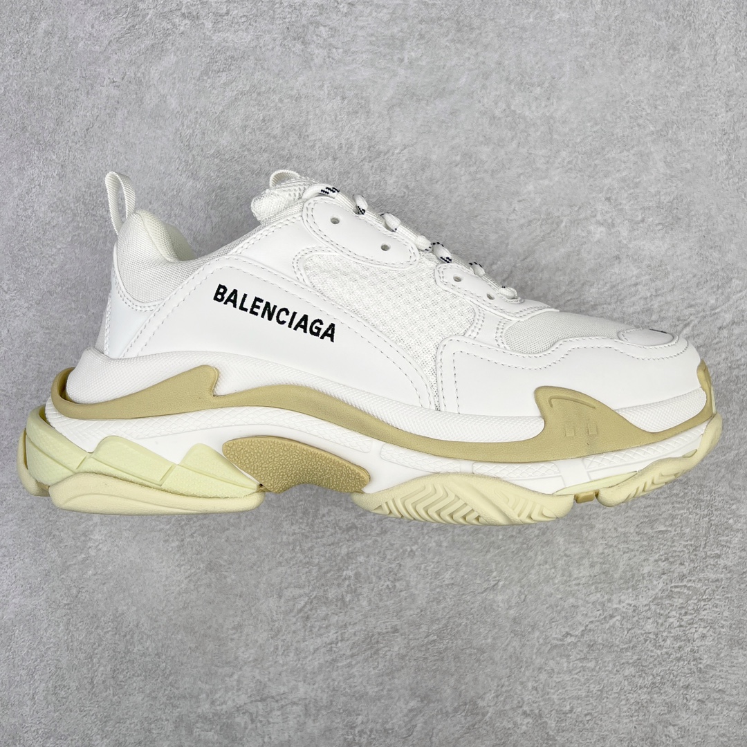 💰320 ＃VG零售版 BALENCIAGA Triple S 巴黎世家复古老爹鞋 全套原纸板楦头开发 最原汁原味的灵魂版型 全鞋荧光划线卡点 胶水把控整洁度追求极致完美 每一双都是工艺品 多重QC质检 超越公司货的品控标准 实实在在的免检产品 原盒原配 正确字体电绣 粗细、位置、大小正确 侧边TPU 透气孔匹配意产原版 正确气垫分离大底 TPU软底 原版一致大底LOGO 立体感十足 原厂皮料水洗做旧 采购原厂网纱 小牛皮 小羊皮和网眼 复杂的三层外底 采用Clear Sole技术将TPU注入鞋底内部可产生气泡 以提供更多舒适感 更轻的鞋子和减震效果 脚趾边缘绣有尺寸 侧面绣有徽标 背面压印徽标 舌头上的Triple S橡胶品牌 2个鞋带环 包括1个功能环 运动系带系统 带12个织物孔眼 双色鞋带让人想起远足靴的鞋带 后部拉环和舌头拉环 水洗效果 打造老旧外观 正常尺码 Size：35 36 37 38 39 40 41 42 43 44 45 46 编码：by3936090-运动鞋