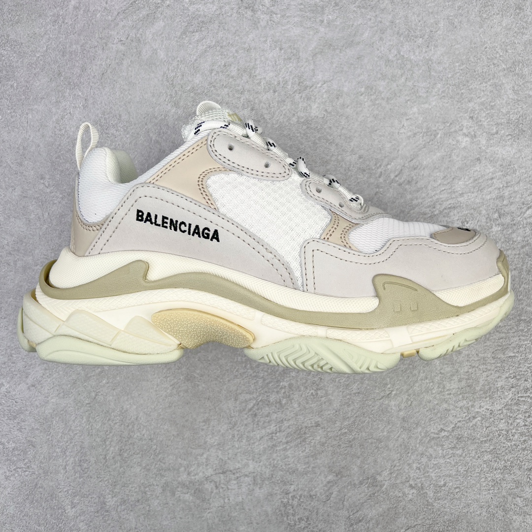 💰320 ＃VG零售版 BALENCIAGA Triple S 巴黎世家复古老爹鞋 全套原纸板楦头开发 最原汁原味的灵魂版型 全鞋荧光划线卡点 胶水把控整洁度追求极致完美 每一双都是工艺品 多重QC质检 超越公司货的品控标准 实实在在的免检产品 原盒原配 正确字体电绣 粗细、位置、大小正确 侧边TPU 透气孔匹配意产原版 正确气垫分离大底 TPU软底 原版一致大底LOGO 立体感十足 原厂皮料水洗做旧 采购原厂网纱 小牛皮 小羊皮和网眼 复杂的三层外底 采用Clear Sole技术将TPU注入鞋底内部可产生气泡 以提供更多舒适感 更轻的鞋子和减震效果 脚趾边缘绣有尺寸 侧面绣有徽标 背面压印徽标 舌头上的Triple S橡胶品牌 2个鞋带环 包括1个功能环 运动系带系统 带12个织物孔眼 双色鞋带让人想起远足靴的鞋带 后部拉环和舌头拉环 水洗效果 打造老旧外观 正常尺码 Size：35 36 37 38 39 40 41 42 43 44 45 46 编码：by3936090-运动鞋