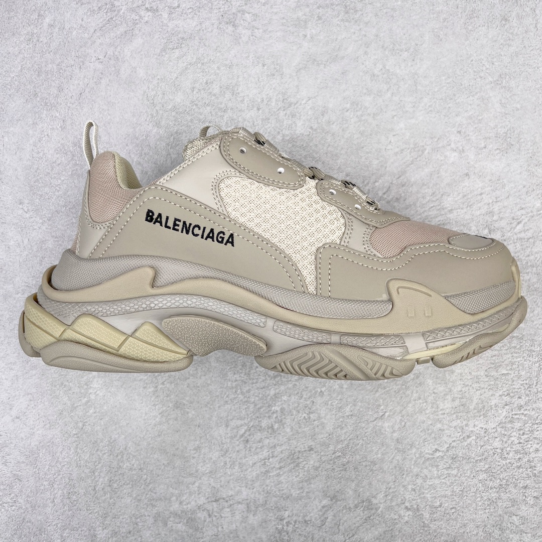 💰320 ＃VG零售版 BALENCIAGA Triple S 巴黎世家复古老爹鞋 全套原纸板楦头开发 最原汁原味的灵魂版型 全鞋荧光划线卡点 胶水把控整洁度追求极致完美 每一双都是工艺品 多重QC质检 超越公司货的品控标准 实实在在的免检产品 原盒原配 正确字体电绣 粗细、位置、大小正确 侧边TPU 透气孔匹配意产原版 正确气垫分离大底 TPU软底 原版一致大底LOGO 立体感十足 原厂皮料水洗做旧 采购原厂网纱 小牛皮 小羊皮和网眼 复杂的三层外底 采用Clear Sole技术将TPU注入鞋底内部可产生气泡 以提供更多舒适感 更轻的鞋子和减震效果 脚趾边缘绣有尺寸 侧面绣有徽标 背面压印徽标 舌头上的Triple S橡胶品牌 2个鞋带环 包括1个功能环 运动系带系统 带12个织物孔眼 双色鞋带让人想起远足靴的鞋带 后部拉环和舌头拉环 水洗效果 打造老旧外观 正常尺码 Size：35 36 37 38 39 40 41 42 43 44 45 46 编码：by3936090-运动鞋