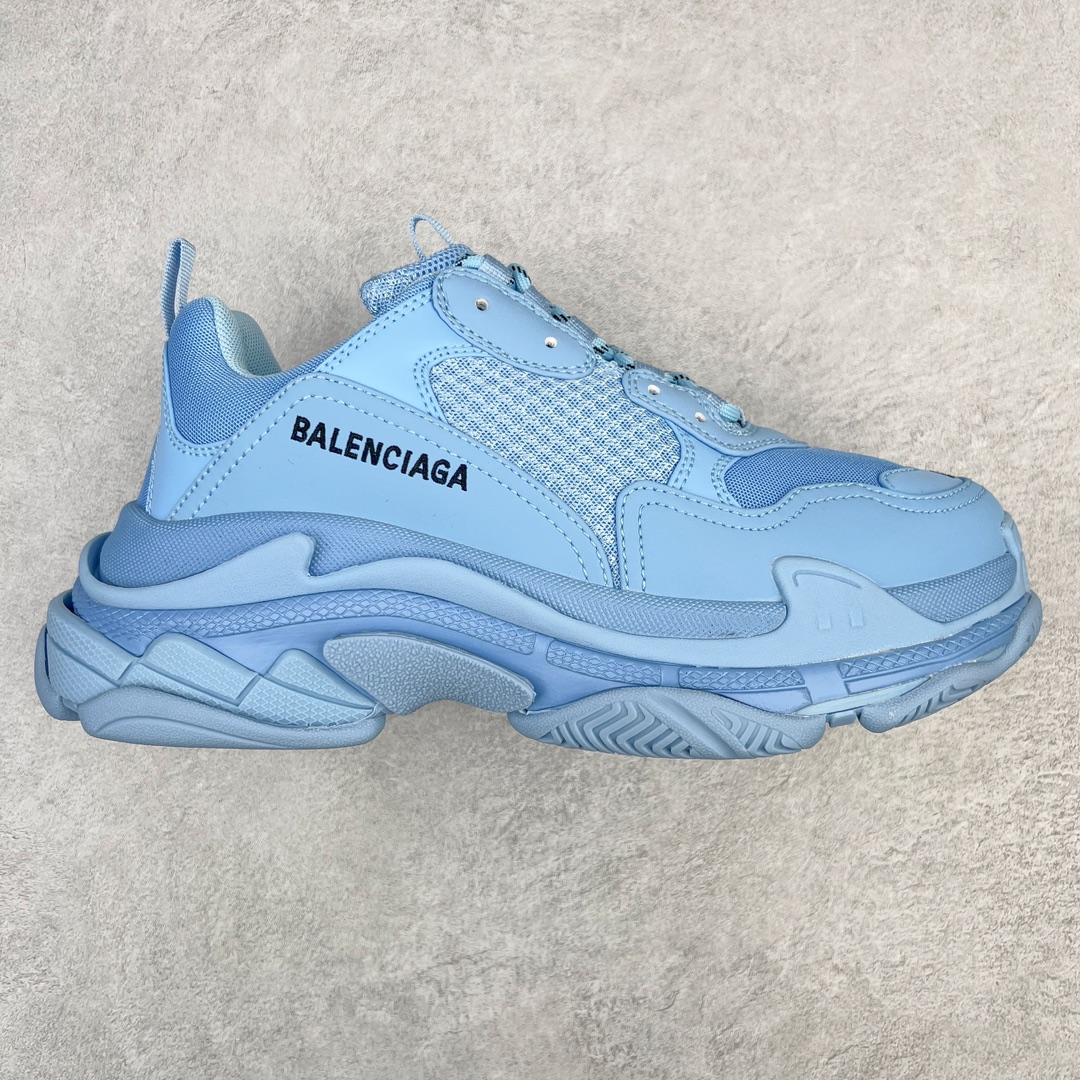 💰320 ＃VG零售版 BALENCIAGA Triple S 巴黎世家复古老爹鞋 全套原纸板楦头开发 最原汁原味的灵魂版型 全鞋荧光划线卡点 胶水把控整洁度追求极致完美 每一双都是工艺品 多重QC质检 超越公司货的品控标准 实实在在的免检产品 原盒原配 正确字体电绣 粗细、位置、大小正确 侧边TPU 透气孔匹配意产原版 正确气垫分离大底 TPU软底 原版一致大底LOGO 立体感十足 原厂皮料水洗做旧 采购原厂网纱 小牛皮 小羊皮和网眼 复杂的三层外底 采用Clear Sole技术将TPU注入鞋底内部可产生气泡 以提供更多舒适感 更轻的鞋子和减震效果 脚趾边缘绣有尺寸 侧面绣有徽标 背面压印徽标 舌头上的Triple S橡胶品牌 2个鞋带环 包括1个功能环 运动系带系统 带12个织物孔眼 双色鞋带让人想起远足靴的鞋带 后部拉环和舌头拉环 水洗效果 打造老旧外观 正常尺码 Size：35 36 37 38 39 40 41 42 43 44 45 46 编码：by3936090-运动鞋