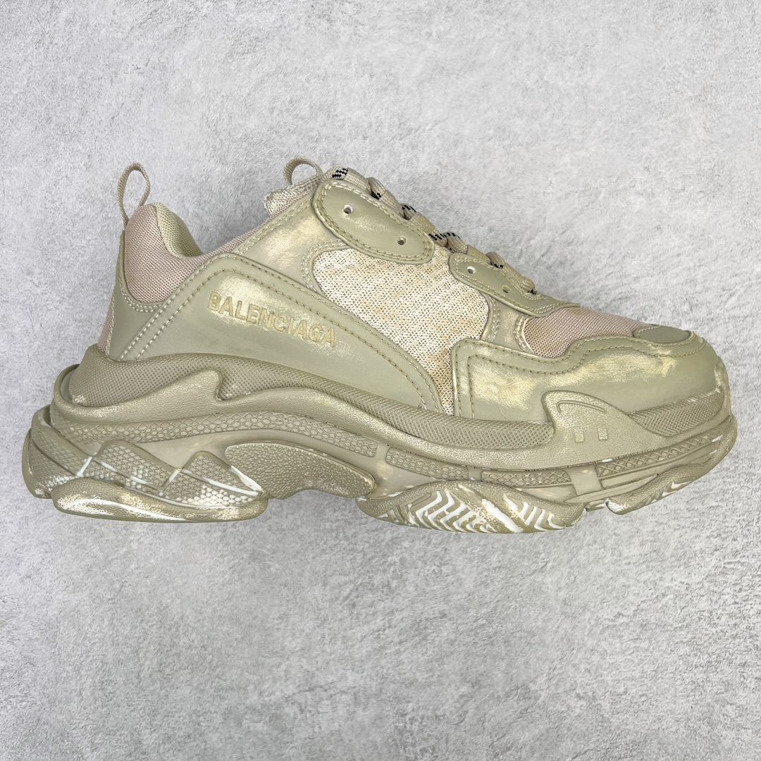 💰320 ＃VG零售版 BALENCIAGA Triple S 巴黎世家复古老爹鞋 全套原纸板楦头开发 最原汁原味的灵魂版型 全鞋荧光划线卡点 胶水把控整洁度追求极致完美 每一双都是工艺品 多重QC质检 超越公司货的品控标准 实实在在的免检产品 原盒原配 正确字体电绣 粗细、位置、大小正确 侧边TPU 透气孔匹配意产原版 正确气垫分离大底 TPU软底 原版一致大底LOGO 立体感十足 原厂皮料水洗做旧 采购原厂网纱 小牛皮 小羊皮和网眼 复杂的三层外底 采用Clear Sole技术将TPU注入鞋底内部可产生气泡 以提供更多舒适感 更轻的鞋子和减震效果 脚趾边缘绣有尺寸 侧面绣有徽标 背面压印徽标 舌头上的Triple S橡胶品牌 2个鞋带环 包括1个功能环 运动系带系统 带12个织物孔眼 双色鞋带让人想起远足靴的鞋带 后部拉环和舌头拉环 水洗效果 打造老旧外观 正常尺码 Size：35 36 37 38 39 40 41 42 43 44 45 46 编码：by3936090-运动鞋