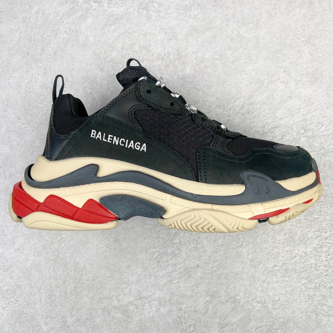 💰320 ＃VG零售版 BALENCIAGA Triple S 巴黎世家复古老爹鞋 全套原纸板楦头开发 最原汁原味的灵魂版型 全鞋荧光划线卡点 胶水把控整洁度追求极致完美 每一双都是工艺品 多重QC质检 超越公司货的品控标准 实实在在的免检产品 原盒原配 正确字体电绣 粗细、位置、大小正确 侧边TPU 透气孔匹配意产原版 正确气垫分离大底 TPU软底 原版一致大底LOGO 立体感十足 原厂皮料水洗做旧 采购原厂网纱 小牛皮 小羊皮和网眼 复杂的三层外底 采用Clear Sole技术将TPU注入鞋底内部可产生气泡 以提供更多舒适感 更轻的鞋子和减震效果 脚趾边缘绣有尺寸 侧面绣有徽标 背面压印徽标 舌头上的Triple S橡胶品牌 2个鞋带环 包括1个功能环 运动系带系统 带12个织物孔眼 双色鞋带让人想起远足靴的鞋带 后部拉环和舌头拉环 水洗效果 打造老旧外观 正常尺码 Size：35 36 37 38 39 40 41 42 43 44 45 46 编码：by3936090-运动鞋