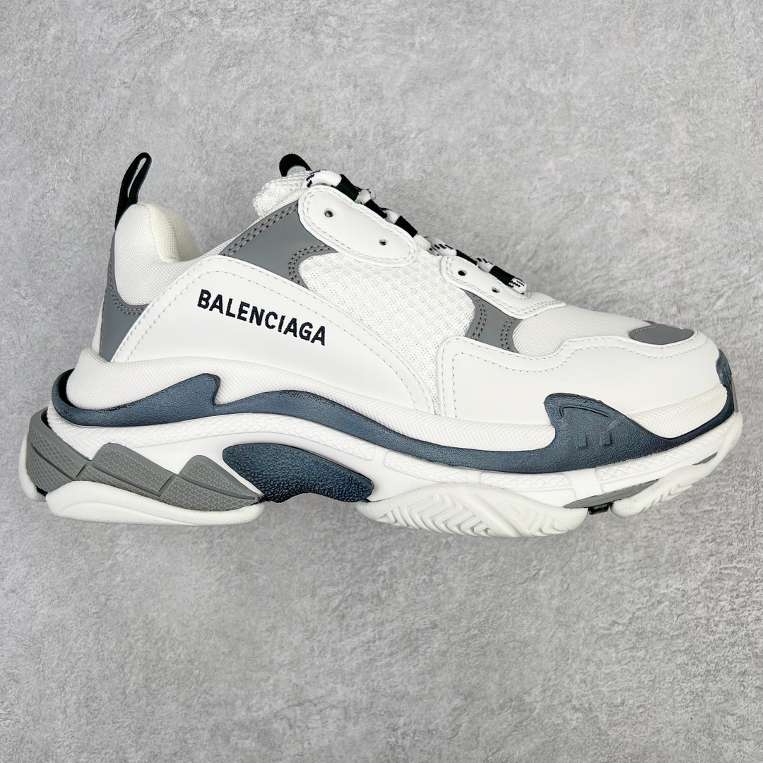 💰320 ＃VG零售版 BALENCIAGA Triple S 巴黎世家复古老爹鞋 全套原纸板楦头开发 最原汁原味的灵魂版型 全鞋荧光划线卡点 胶水把控整洁度追求极致完美 每一双都是工艺品 多重QC质检 超越公司货的品控标准 实实在在的免检产品 原盒原配 正确字体电绣 粗细、位置、大小正确 侧边TPU 透气孔匹配意产原版 正确气垫分离大底 TPU软底 原版一致大底LOGO 立体感十足 原厂皮料水洗做旧 采购原厂网纱 小牛皮 小羊皮和网眼 复杂的三层外底 采用Clear Sole技术将TPU注入鞋底内部可产生气泡 以提供更多舒适感 更轻的鞋子和减震效果 脚趾边缘绣有尺寸 侧面绣有徽标 背面压印徽标 舌头上的Triple S橡胶品牌 2个鞋带环 包括1个功能环 运动系带系统 带12个织物孔眼 双色鞋带让人想起远足靴的鞋带 后部拉环和舌头拉环 水洗效果 打造老旧外观 正常尺码 Size：35 36 37 38 39 40 41 42 43 44 45 46 编码：by3936090-运动鞋