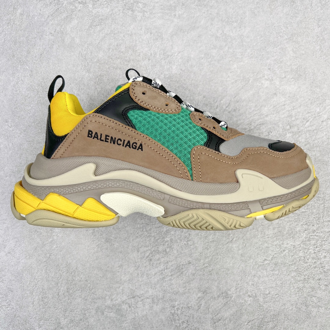 💰320 ＃VG零售版 BALENCIAGA Triple S 巴黎世家复古老爹鞋 全套原纸板楦头开发 最原汁原味的灵魂版型 全鞋荧光划线卡点 胶水把控整洁度追求极致完美 每一双都是工艺品 多重QC质检 超越公司货的品控标准 实实在在的免检产品 原盒原配 正确字体电绣 粗细、位置、大小正确 侧边TPU 透气孔匹配意产原版 正确气垫分离大底 TPU软底 原版一致大底LOGO 立体感十足 原厂皮料水洗做旧 采购原厂网纱 小牛皮 小羊皮和网眼 复杂的三层外底 采用Clear Sole技术将TPU注入鞋底内部可产生气泡 以提供更多舒适感 更轻的鞋子和减震效果 脚趾边缘绣有尺寸 侧面绣有徽标 背面压印徽标 舌头上的Triple S橡胶品牌 2个鞋带环 包括1个功能环 运动系带系统 带12个织物孔眼 双色鞋带让人想起远足靴的鞋带 后部拉环和舌头拉环 水洗效果 打造老旧外观 正常尺码 Size：35 36 37 38 39 40 41 42 43 44 45 46 编码：by3936090-运动鞋