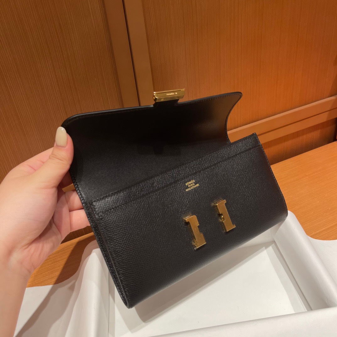 constance长款钱包可以当钱包手包搭配一条猪鼻子链或丝巾也可以当小肩包一包三用还有什么理由不入手呢