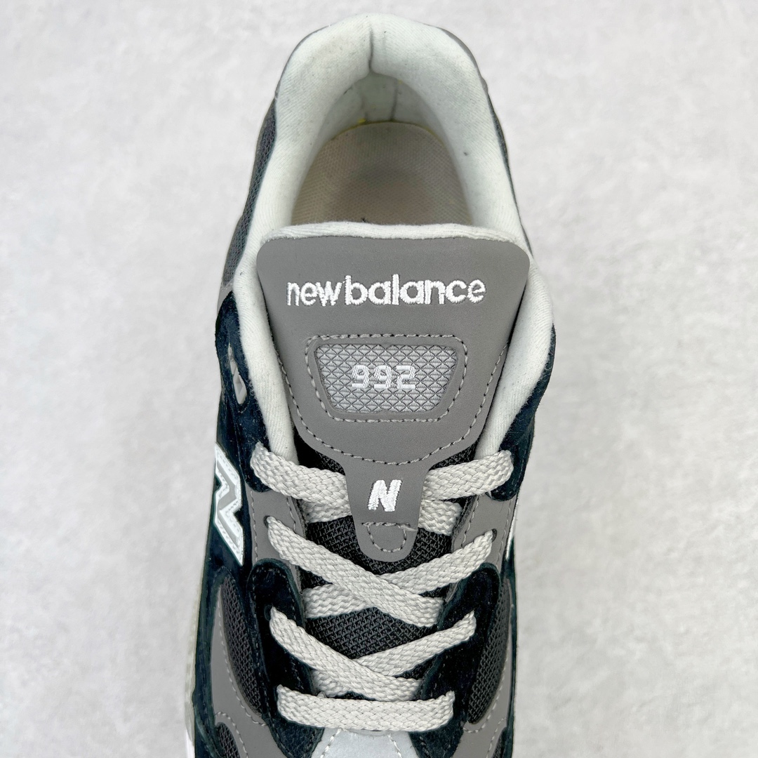 图片[5]-＃K版纯原 New Balance M992BK 新百伦NB992总统复古慢跑鞋 黑白 整双鞋在构色上使用多种不同饱和度的色彩拼接设计 再搭配上白色中底 丰富全鞋色彩层次材质方面 设计师在不同色彩区域 同样采用拼接方式将翻毛皮、麂皮、网眼等面料相结合 营造出高规格的质感的同时 也带来多层次视觉体验 细节方面 首先映入眼帘的便是鞋舌上醒目的 New Balance 992 标识 彰显鞋型款式 其次 在双脚外侧还再度出现 N 字 Logo 以及 992 型号 对其品牌身份以及型号加以强调 尺码：36 37 37.5 38 38.5 39 40 40.5 41.5 42 42.5 43 44 44.5 45-选品中心