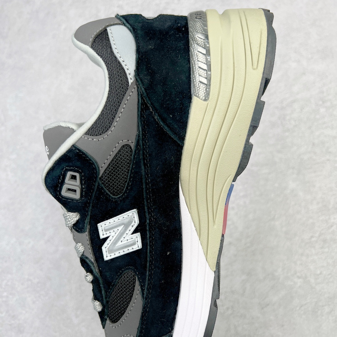 图片[7]-＃K版纯原 New Balance M992BK 新百伦NB992总统复古慢跑鞋 黑白 整双鞋在构色上使用多种不同饱和度的色彩拼接设计 再搭配上白色中底 丰富全鞋色彩层次材质方面 设计师在不同色彩区域 同样采用拼接方式将翻毛皮、麂皮、网眼等面料相结合 营造出高规格的质感的同时 也带来多层次视觉体验 细节方面 首先映入眼帘的便是鞋舌上醒目的 New Balance 992 标识 彰显鞋型款式 其次 在双脚外侧还再度出现 N 字 Logo 以及 992 型号 对其品牌身份以及型号加以强调 尺码：36 37 37.5 38 38.5 39 40 40.5 41.5 42 42.5 43 44 44.5 45-选品中心