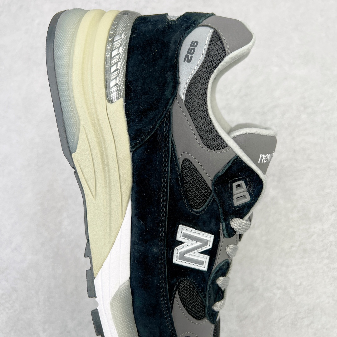 图片[6]-＃K版纯原 New Balance M992BK 新百伦NB992总统复古慢跑鞋 黑白 整双鞋在构色上使用多种不同饱和度的色彩拼接设计 再搭配上白色中底 丰富全鞋色彩层次材质方面 设计师在不同色彩区域 同样采用拼接方式将翻毛皮、麂皮、网眼等面料相结合 营造出高规格的质感的同时 也带来多层次视觉体验 细节方面 首先映入眼帘的便是鞋舌上醒目的 New Balance 992 标识 彰显鞋型款式 其次 在双脚外侧还再度出现 N 字 Logo 以及 992 型号 对其品牌身份以及型号加以强调 尺码：36 37 37.5 38 38.5 39 40 40.5 41.5 42 42.5 43 44 44.5 45-选品中心