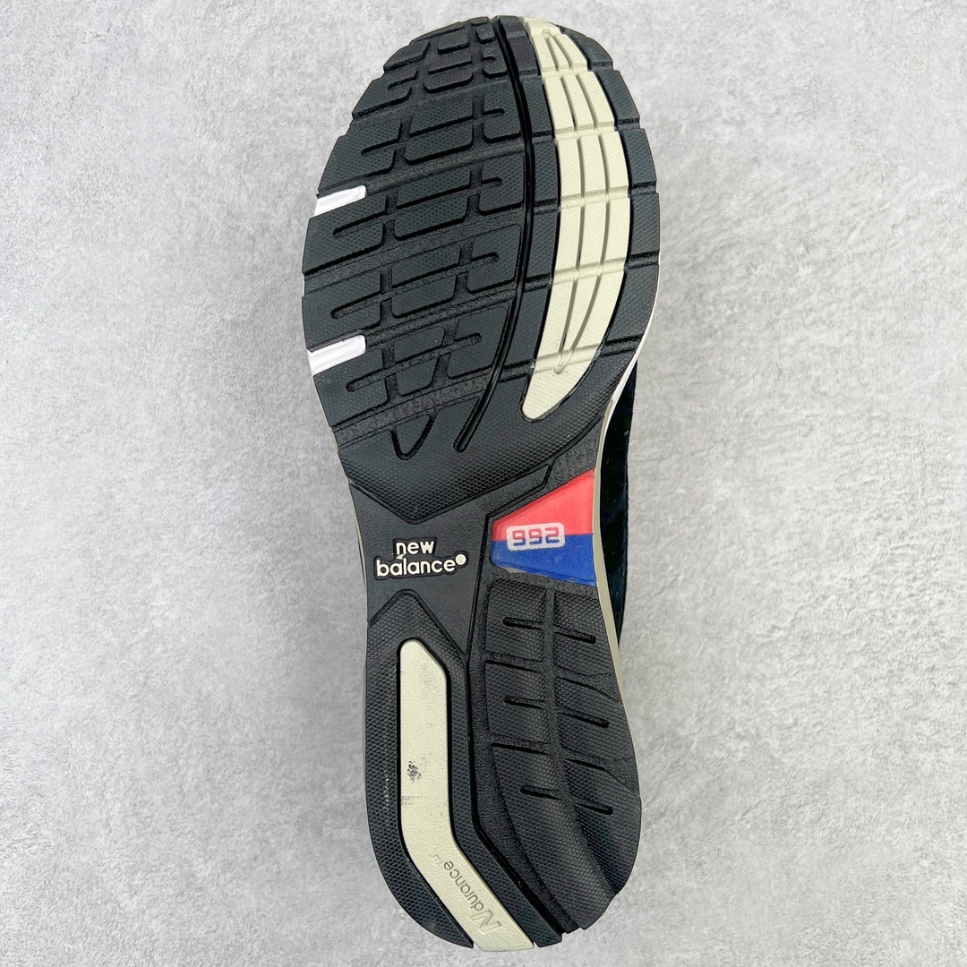 图片[9]-＃K版纯原 New Balance M992BK 新百伦NB992总统复古慢跑鞋 黑白 整双鞋在构色上使用多种不同饱和度的色彩拼接设计 再搭配上白色中底 丰富全鞋色彩层次材质方面 设计师在不同色彩区域 同样采用拼接方式将翻毛皮、麂皮、网眼等面料相结合 营造出高规格的质感的同时 也带来多层次视觉体验 细节方面 首先映入眼帘的便是鞋舌上醒目的 New Balance 992 标识 彰显鞋型款式 其次 在双脚外侧还再度出现 N 字 Logo 以及 992 型号 对其品牌身份以及型号加以强调 尺码：36 37 37.5 38 38.5 39 40 40.5 41.5 42 42.5 43 44 44.5 45-选品中心