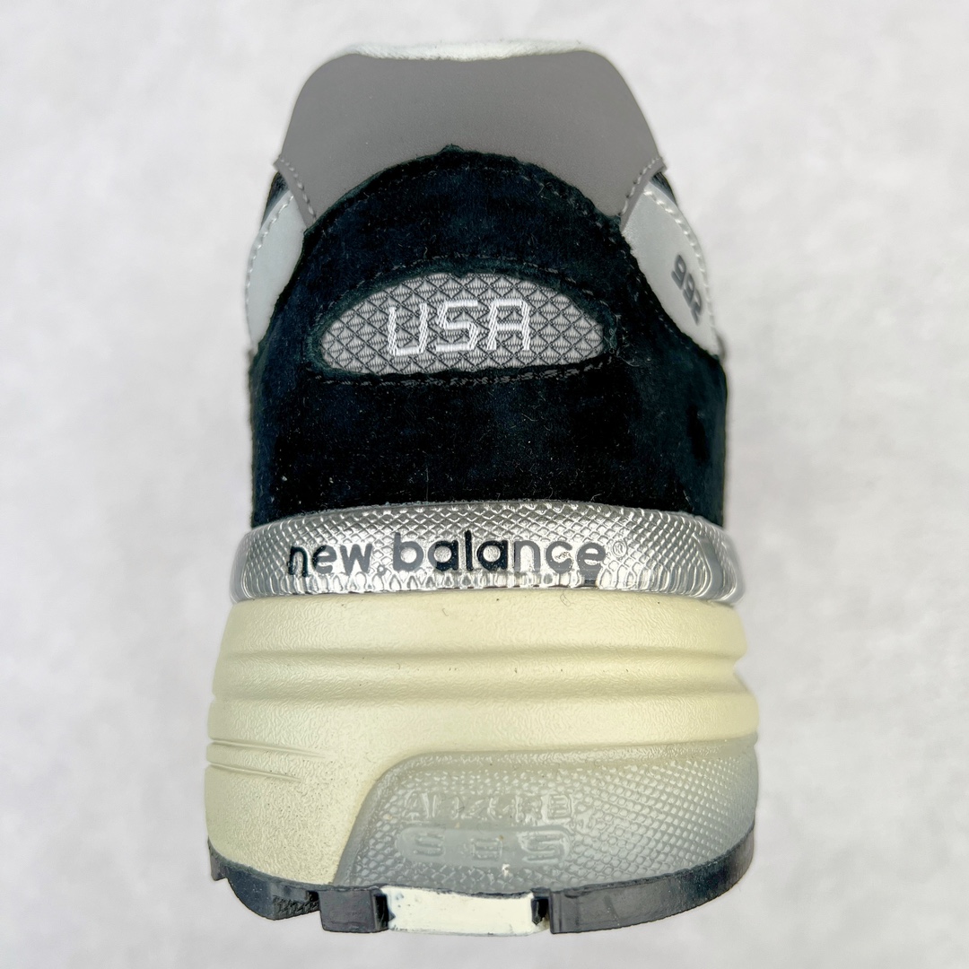 图片[8]-＃K版纯原 New Balance M992BK 新百伦NB992总统复古慢跑鞋 黑白 整双鞋在构色上使用多种不同饱和度的色彩拼接设计 再搭配上白色中底 丰富全鞋色彩层次材质方面 设计师在不同色彩区域 同样采用拼接方式将翻毛皮、麂皮、网眼等面料相结合 营造出高规格的质感的同时 也带来多层次视觉体验 细节方面 首先映入眼帘的便是鞋舌上醒目的 New Balance 992 标识 彰显鞋型款式 其次 在双脚外侧还再度出现 N 字 Logo 以及 992 型号 对其品牌身份以及型号加以强调 尺码：36 37 37.5 38 38.5 39 40 40.5 41.5 42 42.5 43 44 44.5 45-选品中心