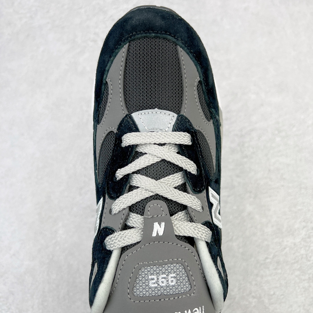 图片[4]-＃K版纯原 New Balance M992BK 新百伦NB992总统复古慢跑鞋 黑白 整双鞋在构色上使用多种不同饱和度的色彩拼接设计 再搭配上白色中底 丰富全鞋色彩层次材质方面 设计师在不同色彩区域 同样采用拼接方式将翻毛皮、麂皮、网眼等面料相结合 营造出高规格的质感的同时 也带来多层次视觉体验 细节方面 首先映入眼帘的便是鞋舌上醒目的 New Balance 992 标识 彰显鞋型款式 其次 在双脚外侧还再度出现 N 字 Logo 以及 992 型号 对其品牌身份以及型号加以强调 尺码：36 37 37.5 38 38.5 39 40 40.5 41.5 42 42.5 43 44 44.5 45-选品中心