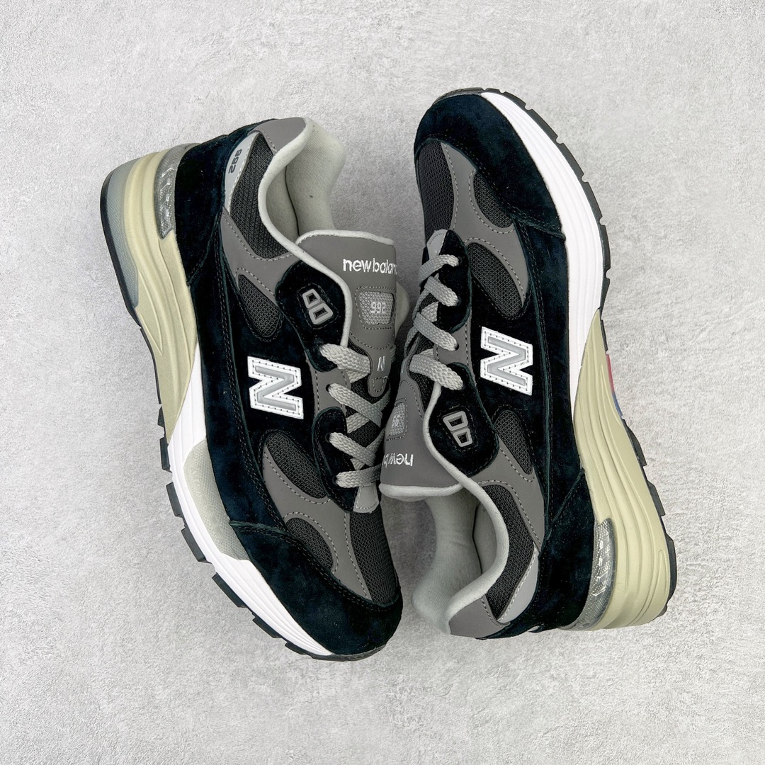 图片[3]-＃K版纯原 New Balance M992BK 新百伦NB992总统复古慢跑鞋 黑白 整双鞋在构色上使用多种不同饱和度的色彩拼接设计 再搭配上白色中底 丰富全鞋色彩层次材质方面 设计师在不同色彩区域 同样采用拼接方式将翻毛皮、麂皮、网眼等面料相结合 营造出高规格的质感的同时 也带来多层次视觉体验 细节方面 首先映入眼帘的便是鞋舌上醒目的 New Balance 992 标识 彰显鞋型款式 其次 在双脚外侧还再度出现 N 字 Logo 以及 992 型号 对其品牌身份以及型号加以强调 尺码：36 37 37.5 38 38.5 39 40 40.5 41.5 42 42.5 43 44 44.5 45-选品中心