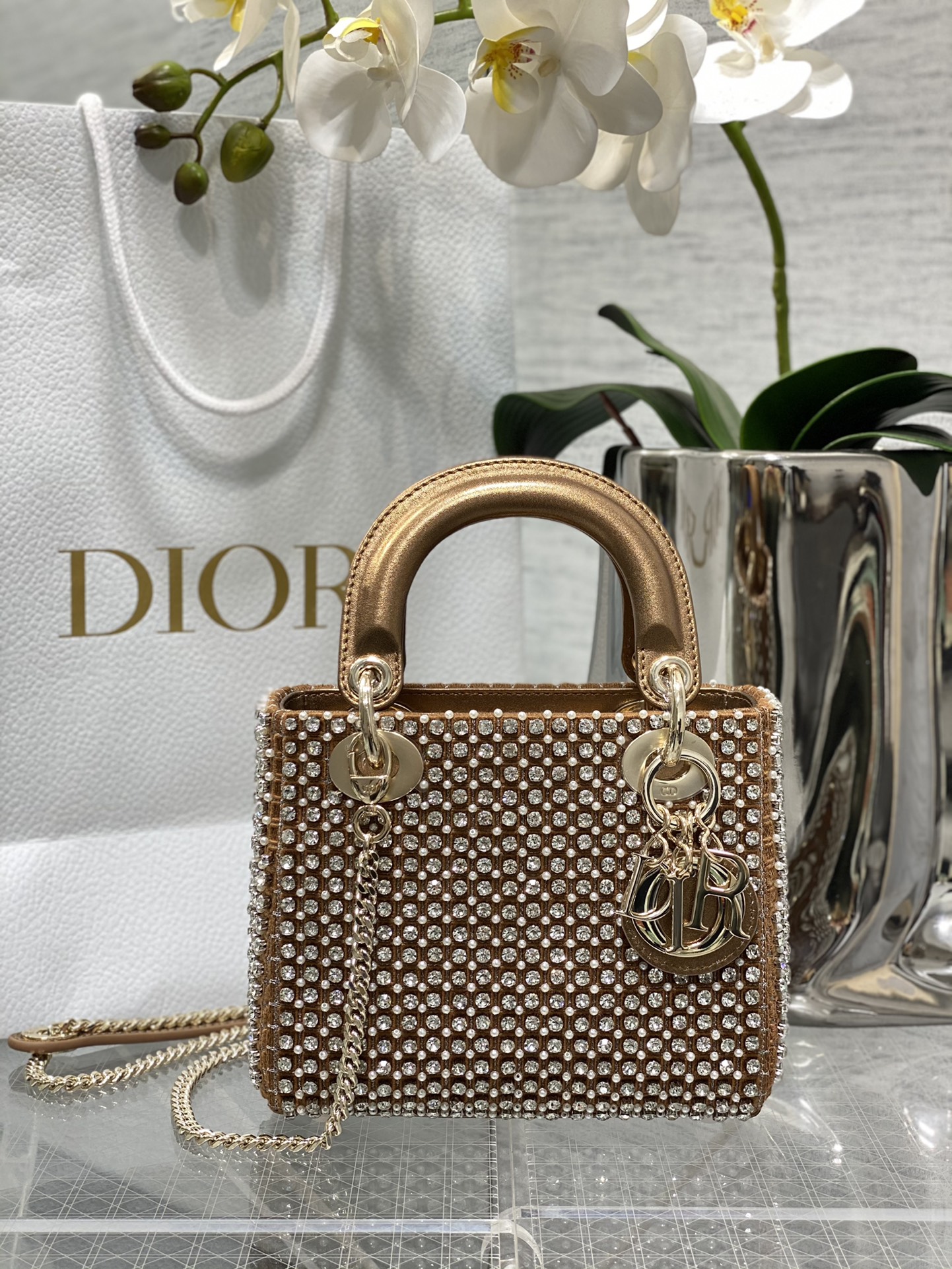 𝐋𝐚𝐝𝐲El último bordado dorado de tres cuadros lleno de cuentas de diamantes.