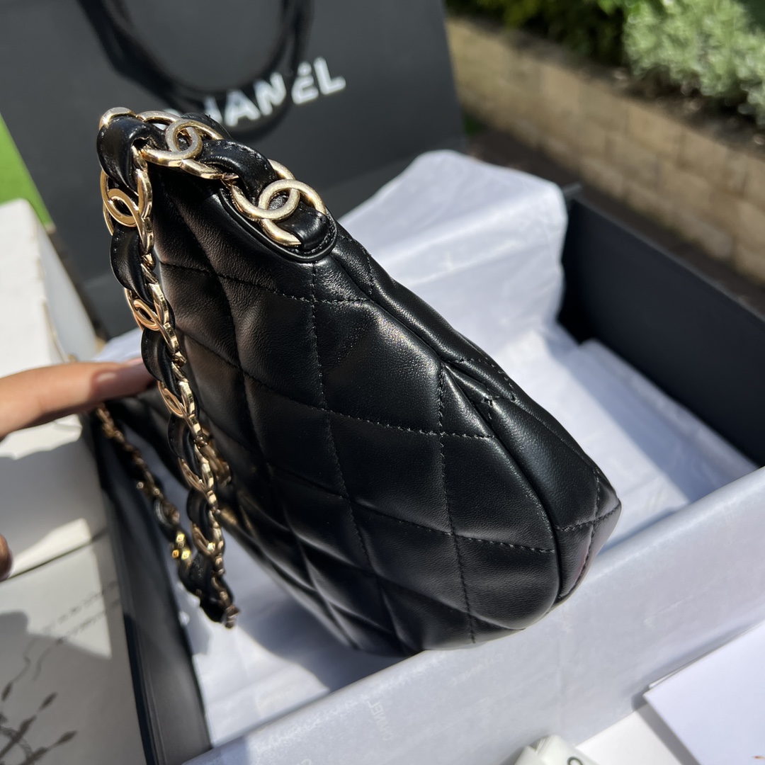 Сумка Chanel Hobo черная с золотой фурнитурой