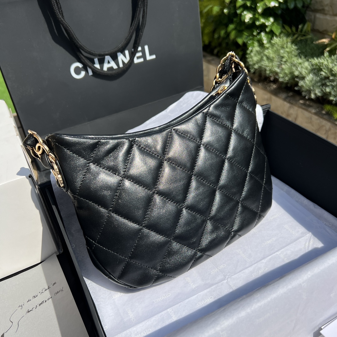 Сумка Chanel Hobo черная с золотой фурнитурой