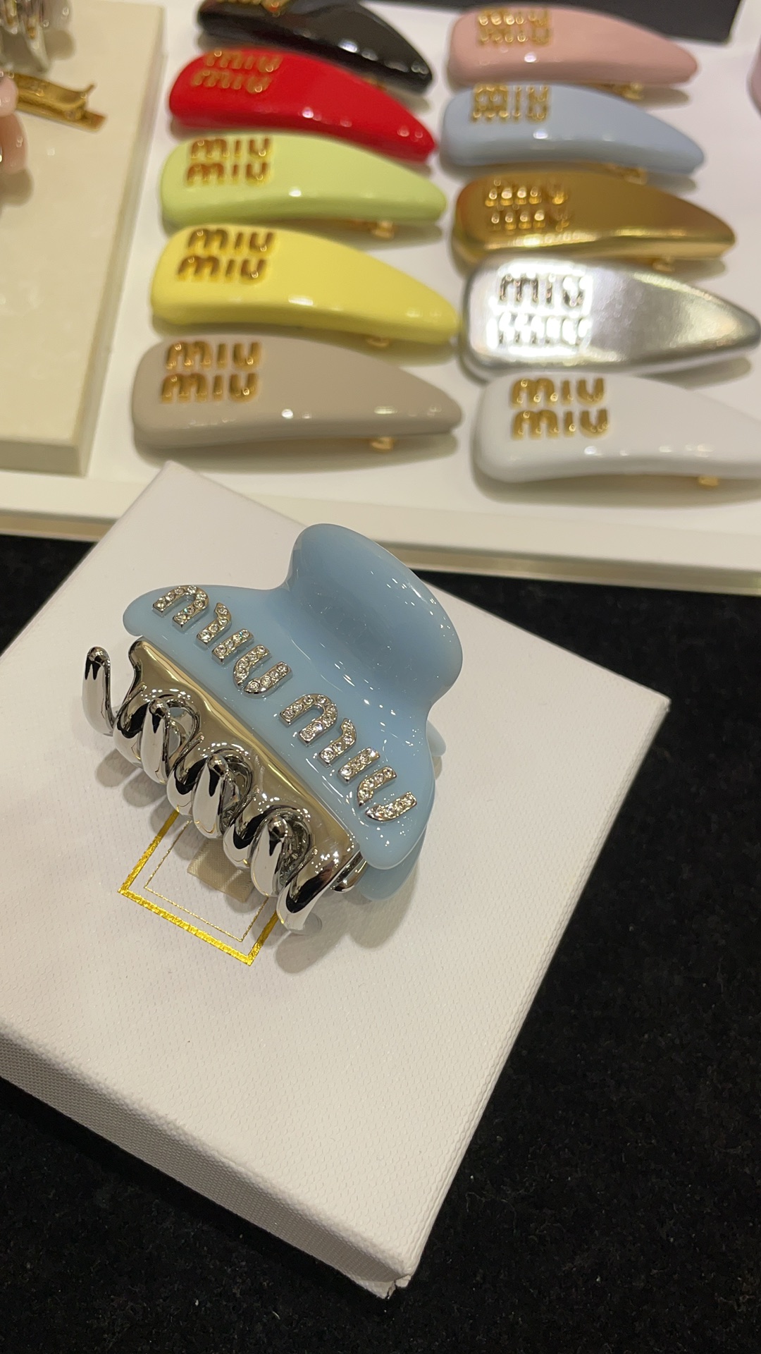 NO:632335,88230, arrived today and purchased yb’s new diamond-lettered shark clip. The size of the gripper is very suitable for half-grabbing a princess’s head. Casual and elegant. Everyday exquisiteness adds small details. The key is that it is very practical. Swarovski diamond material, workmanship details and lettering are consistent with yb. Three colors are available. Pink & white & blue, Cardia high-end jewelry.1986090988230,今日到货购入yb 新款满钻字母鲨鱼夹抓夹 抓夹大小很适合半抓公主头 随性又气质 日常精致加分小细节 关键是很实用 施华洛钻材质做工细节刻字yb一致 三色可选 粉色&白色&蓝色,,卡迪亚高端饰品,Jewelry