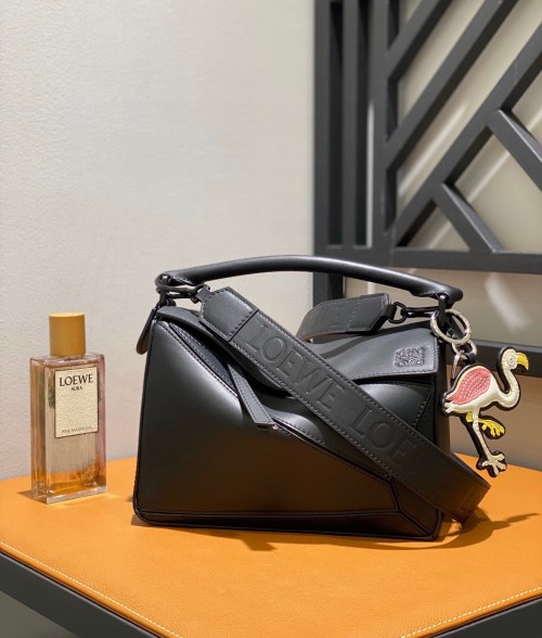 Loewe Puzzle Bag in Zwart Leer met Brede Schouderband - Stijlvol & Veelzijdig 1 Loewe Puzzle Bag in Zwart Leer met Brede Schouderband - Stijlvol & Veelzijdig