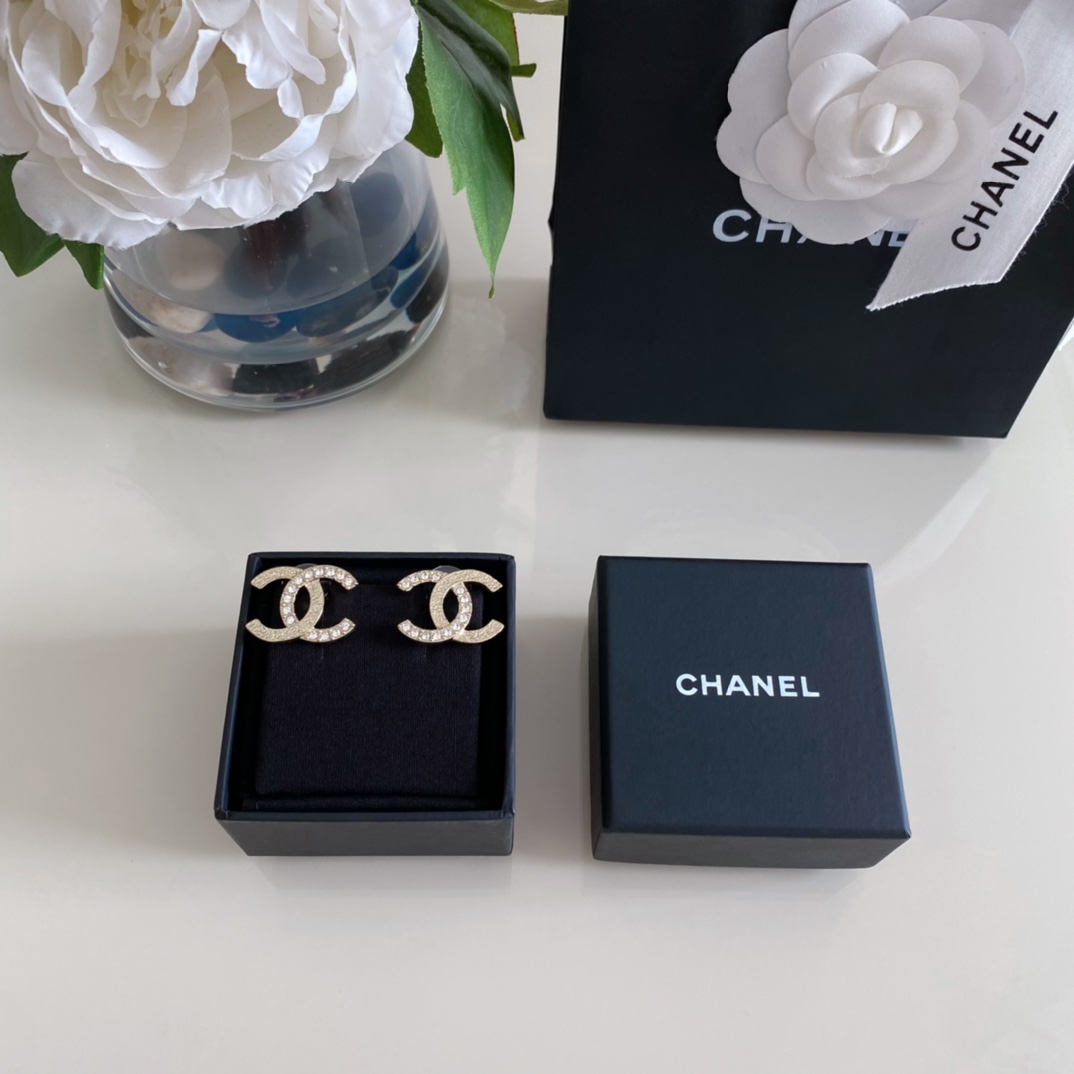 NO:101519,Xiaoxiang half-diamond double c light gold half-diamond relief earrings, Chanel earrings, chanel19860909小香半钻双c 浅金 半钻浮雕耳钉,香奈儿耳钉,chanel,Jewelry