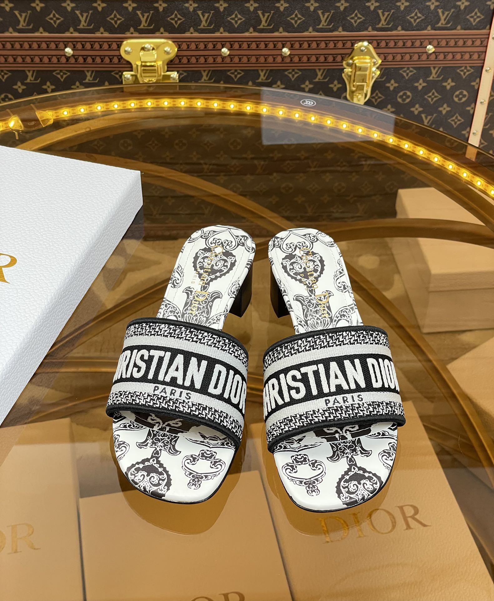 NO:782855,Flat thick heel Dior DWAY early spring new flip-flops women's shoes embroidered flat sandals round toe thick heel jelly color slingback slippers  Materials of the top version on the market: Upper original high-temperature water-soluble cotton electro-embroidery technology fabric + water-dyed sheepskin lining + Italian genuine leather outsole Heel height: flat / 4.5CM size 34-43 (34.40.41.42.43 customized, non-returnable and non-exchangeable), slippers, dior, dior, sandals, slippers, sheepskin, Leather soles19860909平底粗跟迪奥 Dior DWAY 早春新款一字拖女鞋 刺绣平底凉鞋 圆头粗跟果冻色露跟拖鞋 市面顶级版本材质:鞋面原版一致高温水溶棉质电绣科技面料+水染羊皮内里+意大利真皮大底跟高:平跟/4.5CMsize34-43（34.40.41.42.43定做不退不换）,拖鞋,dior,dior,sandals,slippers,sheepskin,Leather soles,Women's Shoes