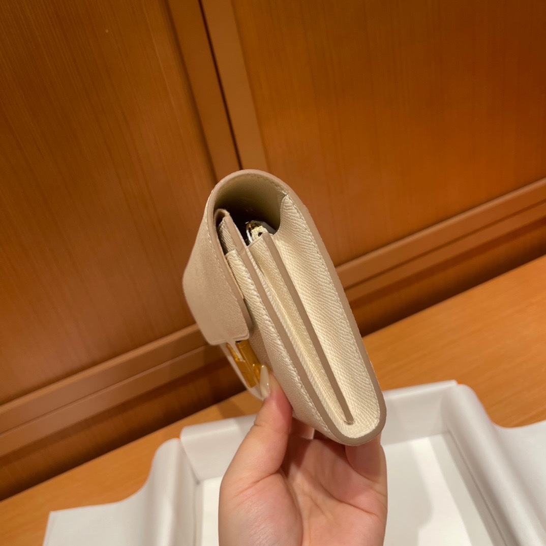 constance长款钱包可以当钱包手包搭配一条猪鼻子链或丝巾也可以当小肩包一包三用还有什么理由不入手呢
