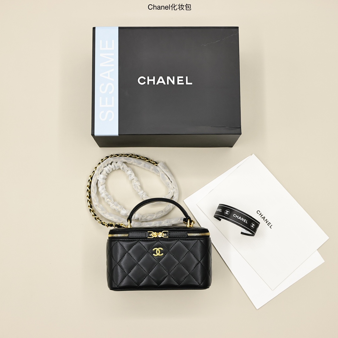 香奈儿链条化妆包💰 240 新出的这款盒子包居然添加了个手柄,完全被种草了,可单肩 斜挎 手提,能装出门用的口红 粉饼 钥匙等小物品,重点是大屏手机也能放。 规格:17*10*9cm