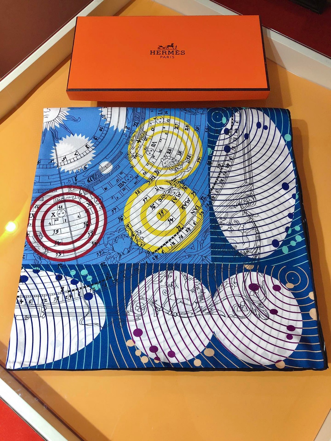 NO:173207,SHMS2132 Hermes 90cm [Astronomy and Astrology] Double-sided Scarf On sale. The wonderful print originates from the Zodiac zodiac. Dividing the sky into twelve equal areas. The cycle of the sun and the moon shapes the human time measurement concept. Order quickly presents SVIP recommendation. 18 Mmilli double-sided color printing. The best silk is not a high-precision color that ordinary prints can achieve. The two-sided different colors are really pleasing to the eye. The silk twill is glutinous and soft. Super pure hand-made curly edges [lips] [lips] order private flow. Hands are slow [This model specification is 90x90cm Twill silk], high-version scarf, hermes, real silk19860909SHMS2132爱马仕90cm【天文学与星相学】双面方巾 专柜在售 奇妙的印花源自黄道十二宫将天空划分成十二个均等区域,太阳和月亮的周期塑造出人类的时间测量概念订单火速献上SVIP推荐 18姆米双面彩印绝美印花极品真丝绝非普通印花可以达到的高精度色彩 双面不同色彩哟 实物着实养眼真丝斜纹绸 质地糯密柔软 超赞的纯手工卷边[嘴唇][嘴唇]订单私流 手慢无【本款规格90x90cm 斜纹真丝】,高版本围巾,hermes,real silk,scarf