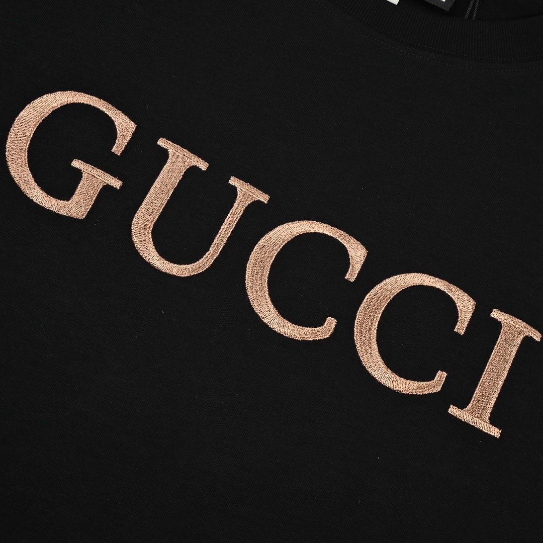 Gucci 古驰字母logo金标刺绣 短袖T恤-Chinese UA Cheap High Quatity Brand Clothes Bags handbags Sneakers wholesale wholesaler seller from China Factory suppliers Fashion Clothing Shoes best Quality Beautiful Price Gucci 古驰字母logo金标刺绣 短袖T恤