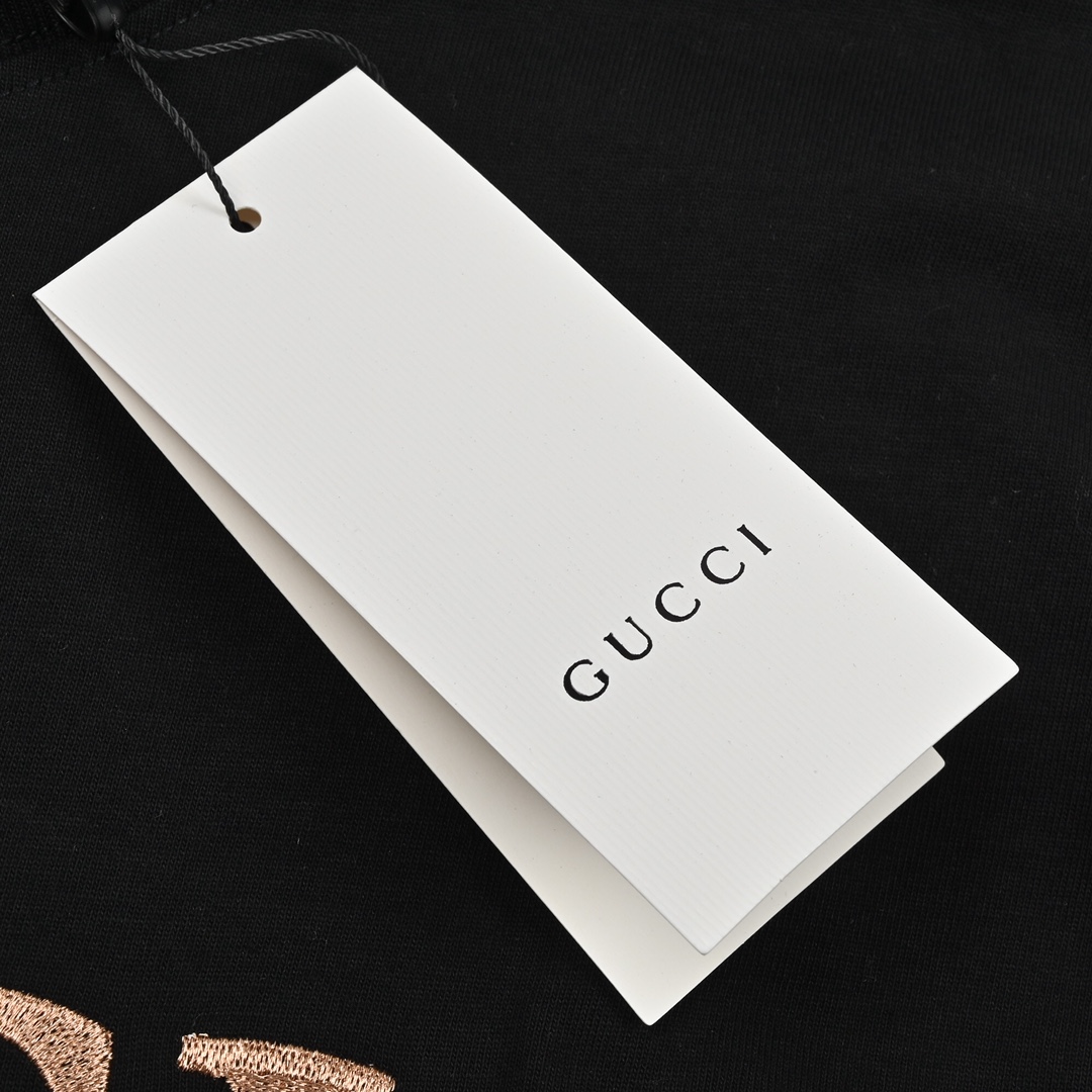 Gucci 古驰字母logo金标刺绣 短袖T恤-Chinese UA Cheap High Quatity Brand Clothes Bags handbags Sneakers wholesale wholesaler seller from China Factory suppliers Fashion Clothing Shoes best Quality Beautiful Price Gucci 古驰字母logo金标刺绣 短袖T恤