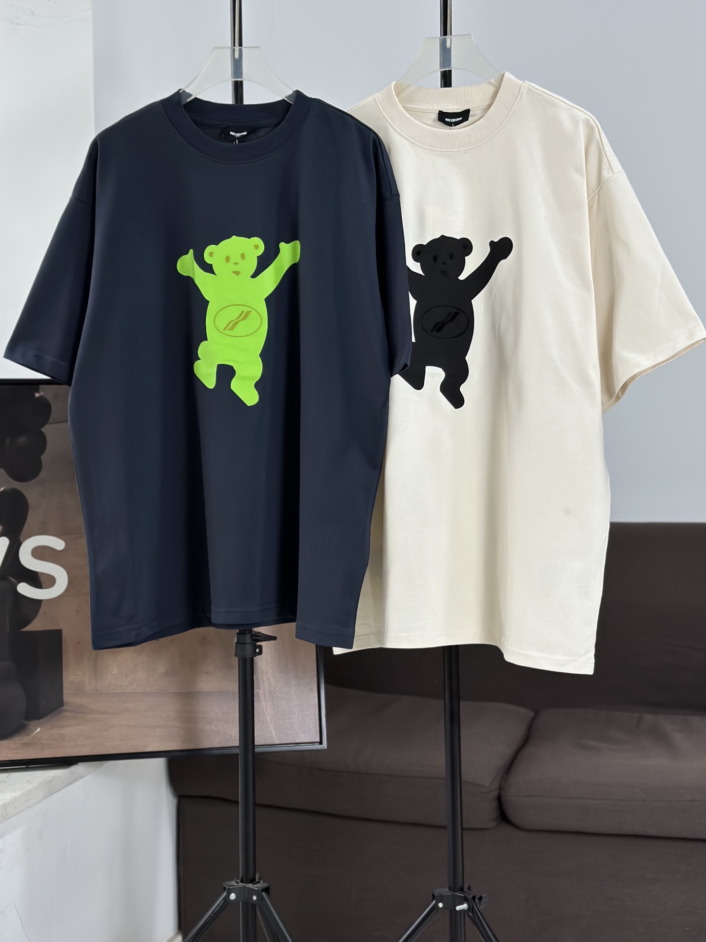 💰78 款号: W108#
WE11DONE 限定爆款跳舞拉链植绒teddy举手小熊印花宽松短袖T恤 男女同款
yuan版280g水洗巴黎棉,表面比较顺滑细腻
🌞爆款来袭,各路明星最爱单品,百搭必备,上身超级大牌范儿。oversize的宽松廓形,区别市场普通货。厚实不粘汗透气性好,外表所有肉眼可及的走线均是全身三线缝制,后领织带包边延伸到肩部加固,细节井口与肩膀处的衔接处打了倒针,更加无缝衔接,注意印花是激光切割植绒,然后再用高温机器压烫成型,注意区分市面通版,出街穿搭必备,自留强烈推荐‼️
Color:藏青 杏色
Size: S ML
肩宽 胸围 衣长
S 码 52 120 72
M码 54 124 74
L 码 56 128 76